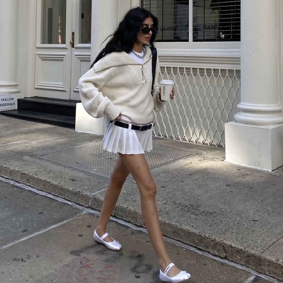 (W) Miu Miu Satin Ballerinas White, (W) Miu Miu Sable Mini Skirt White 착용 스타일