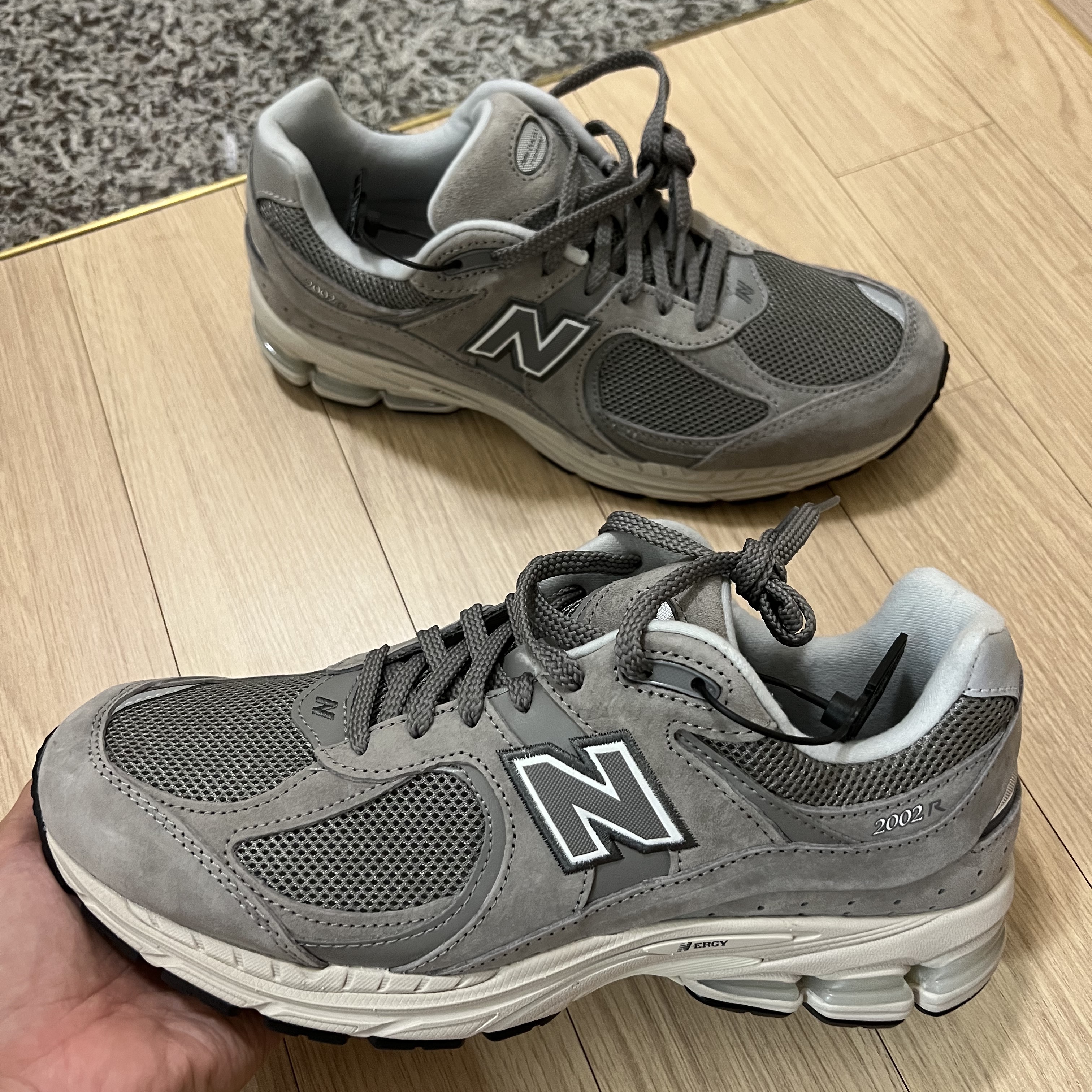 New Balance 2002R Grey 착용 스타일
