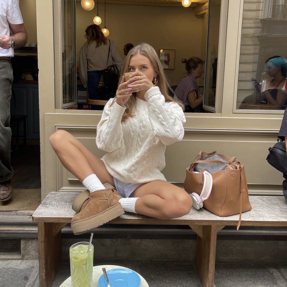 (W) UGG Classic Ultra Mini Platform Boots Chestnut, Apple AirPods Max Lightning Silver (Korean Ver.) 착용 스타일