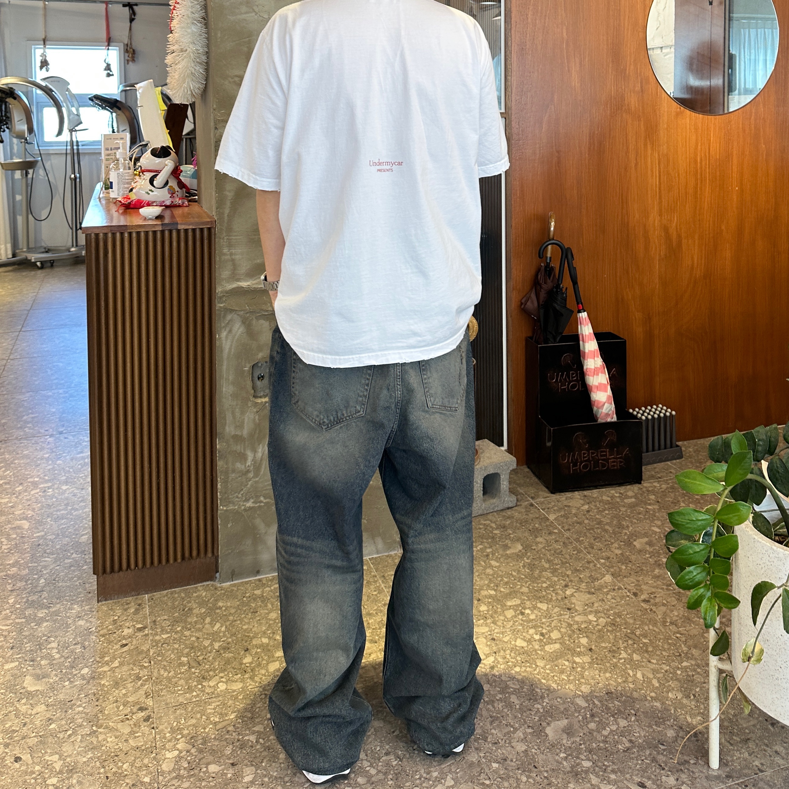 Undermycar Iek Hand Brush Washed Wide Jeans Corrosion Blue - 23FW, Undermycar House of Lily Graphic T-Shirt White - 23SS 착용 스타일 - 1