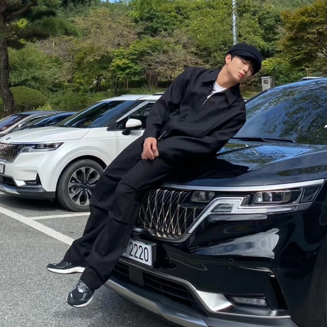 New Balance 2002R Premium Vintage Black 착용 스타일 - 2