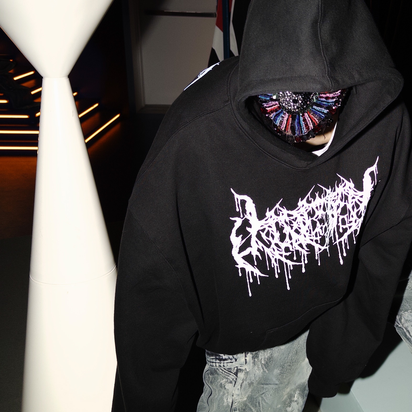 Ourpas 075 Glitter Logo Hoodie 착용 스타일