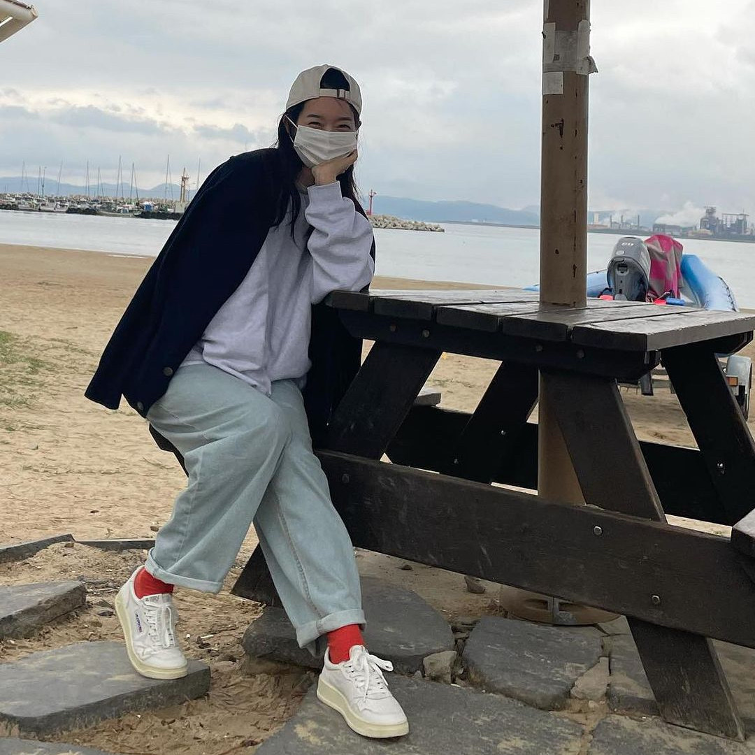 Autry Medalist Low Leather Sneakers White, Autry Medalist Mid Leather Sneakers Grey White 착용 스타일 - 2