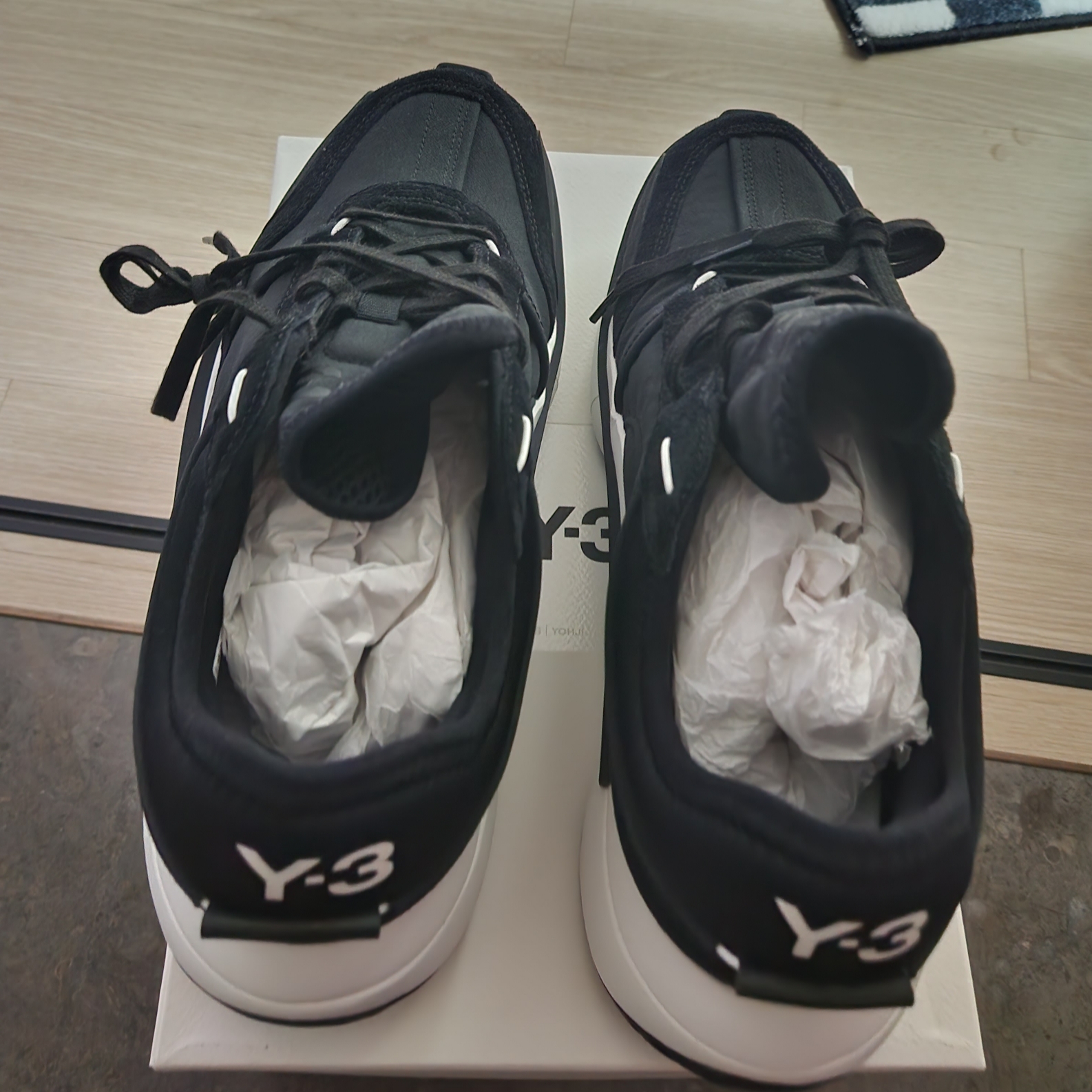 Y-3 Ajatu Run Black White 착용 스타일 - 3