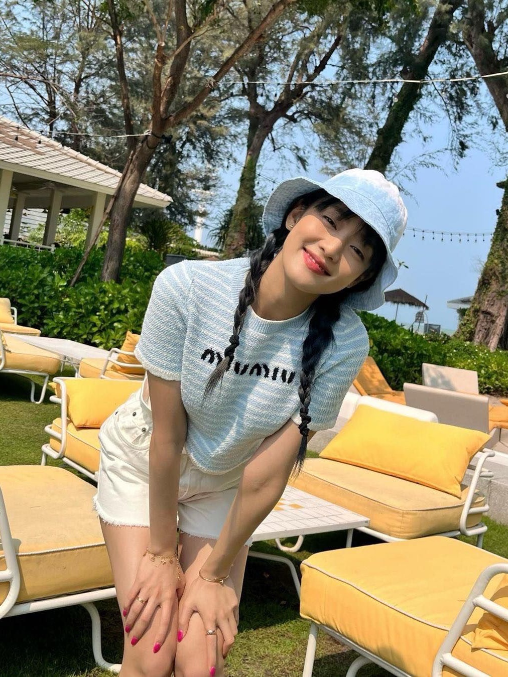 (W) Miu Miu Terry Cloth Bucket Hat Sky Blue, (W) COS Knitted Bucket Hat White 착용 스타일 - 2