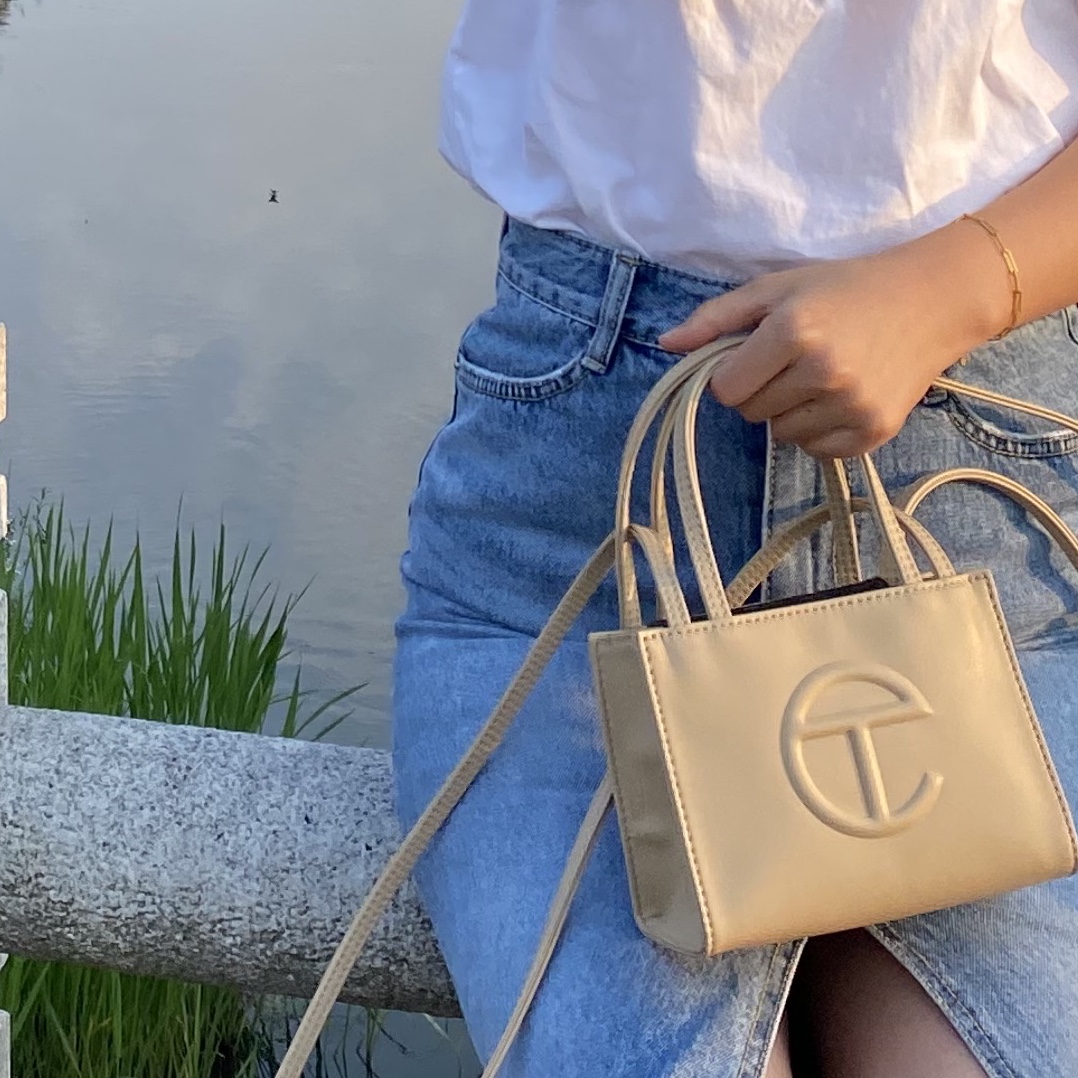 Telfar Small Shopping Bag Cream 착용 스타일