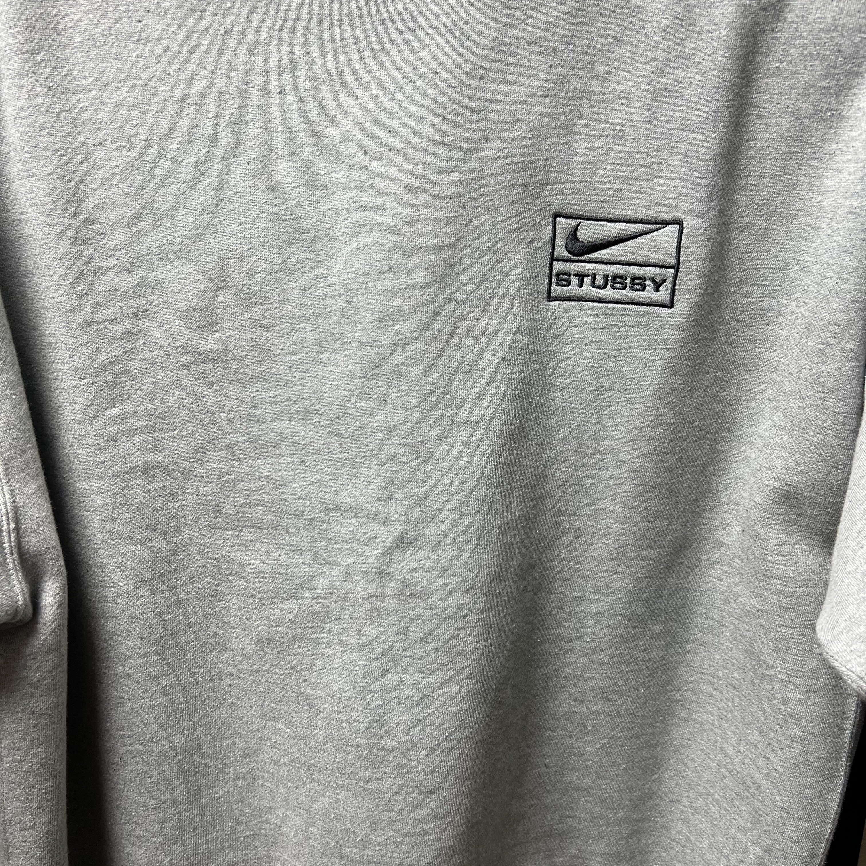 Nike x Stussy NRG Fleece Crewneck Dark Grey Heather (DO9338-063) 착용 스타일