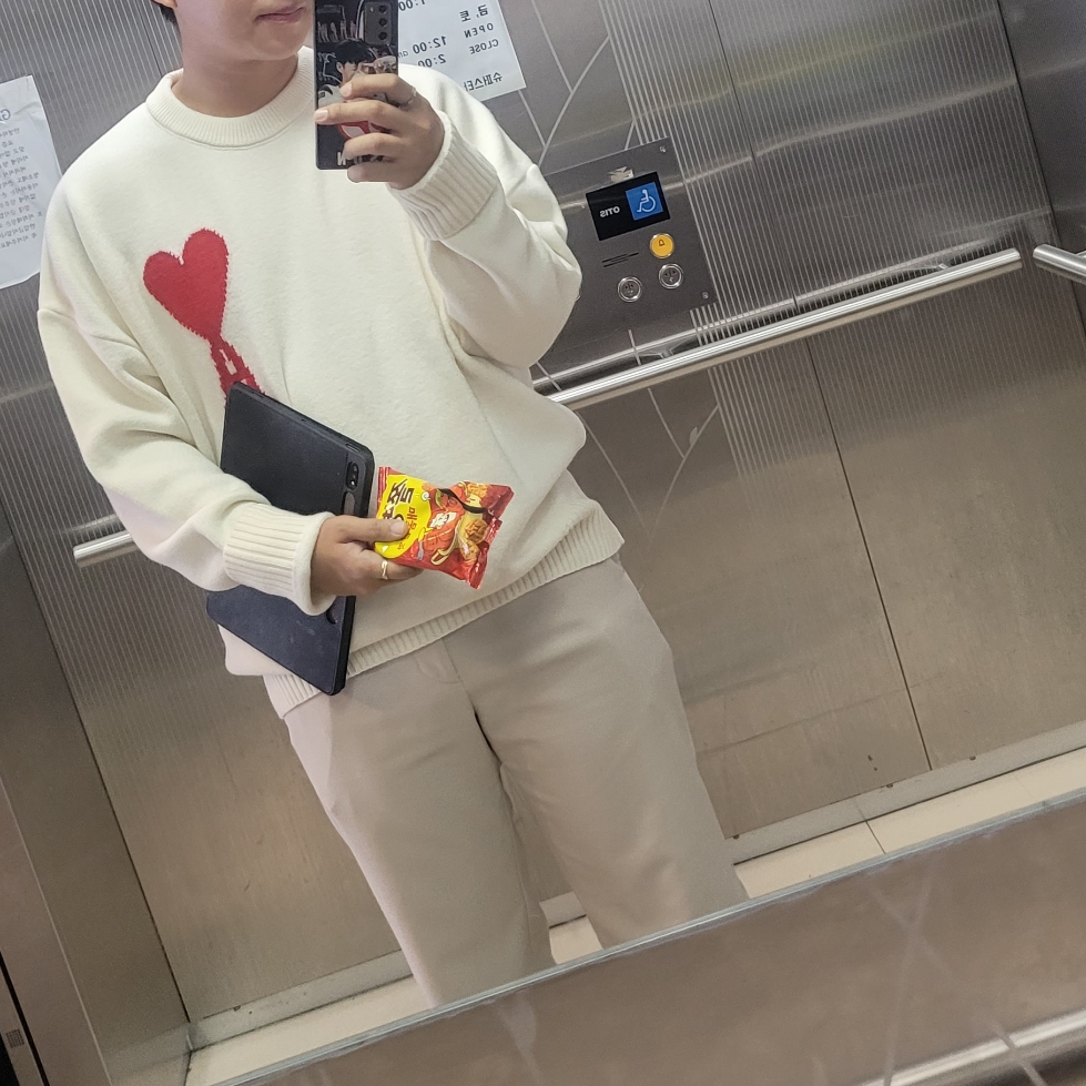 AMI de Coeur Oversize Intarsia Sweater Off White Red 착용 스타일
