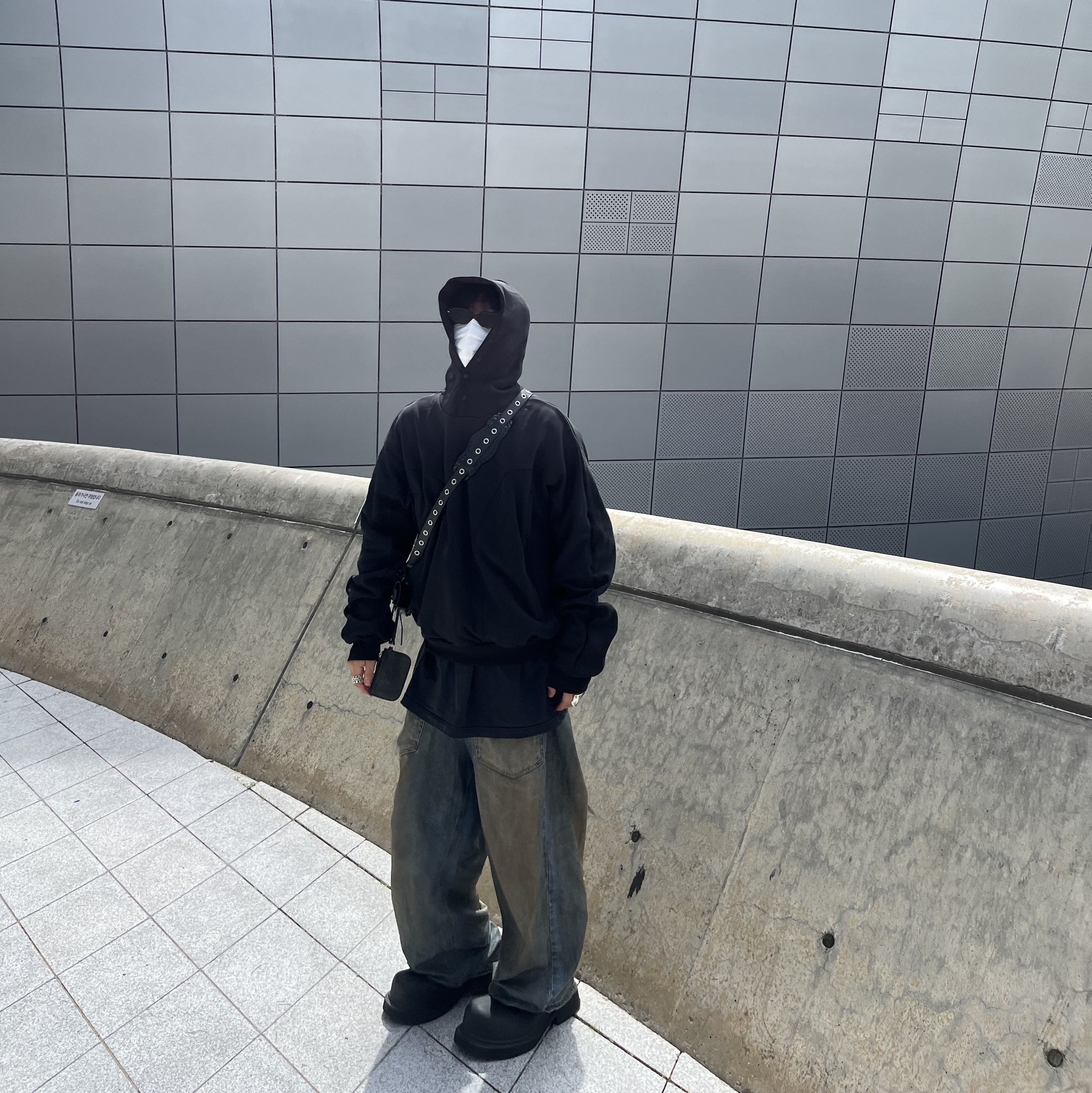 Grailz Geometry Hoodie Black, Project G/R Coated Backward Denim Pants Blue 착용 스타일 - 2