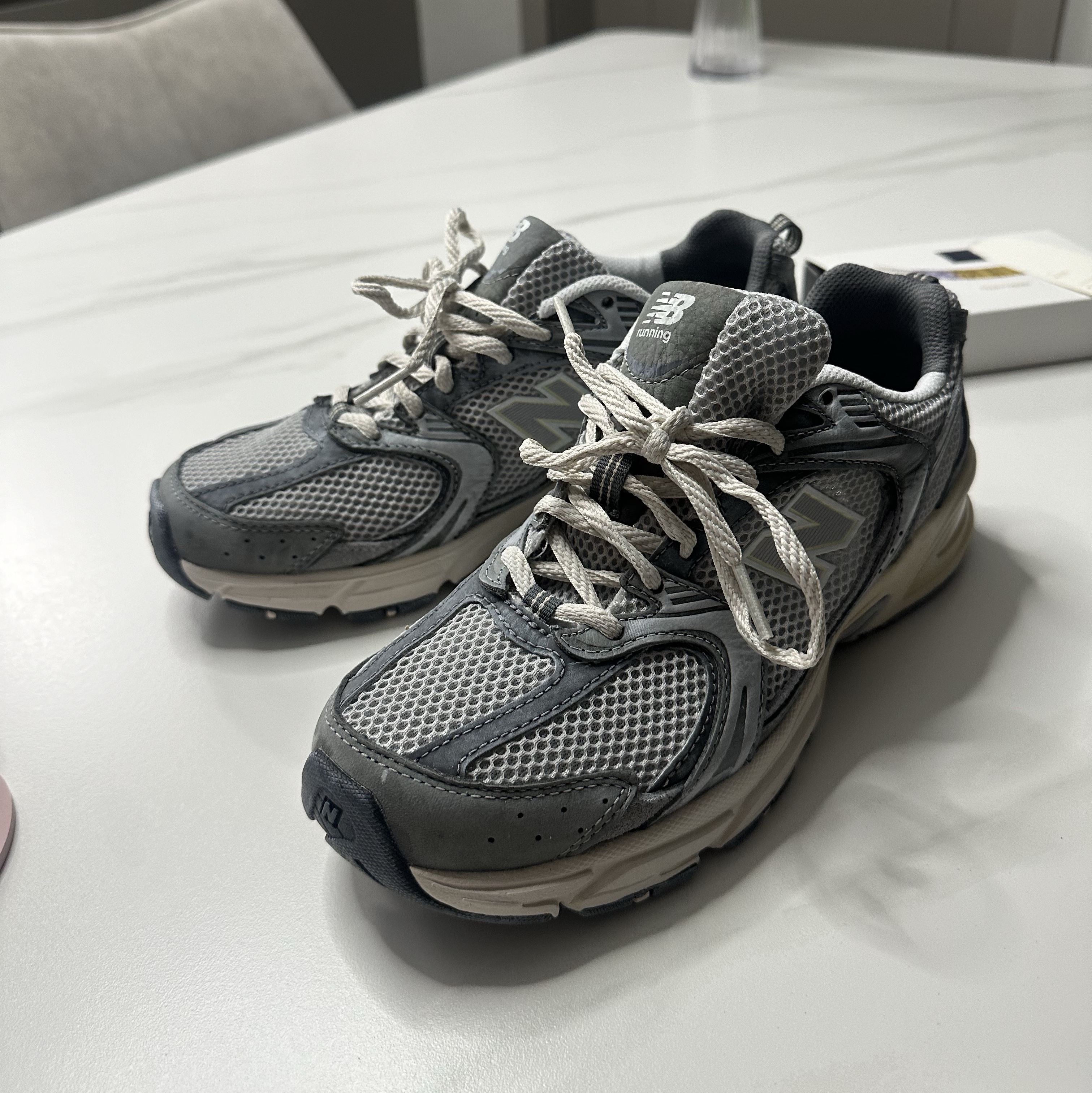 New Balance 530 Premium Vintage Grey Matter 착용 스타일