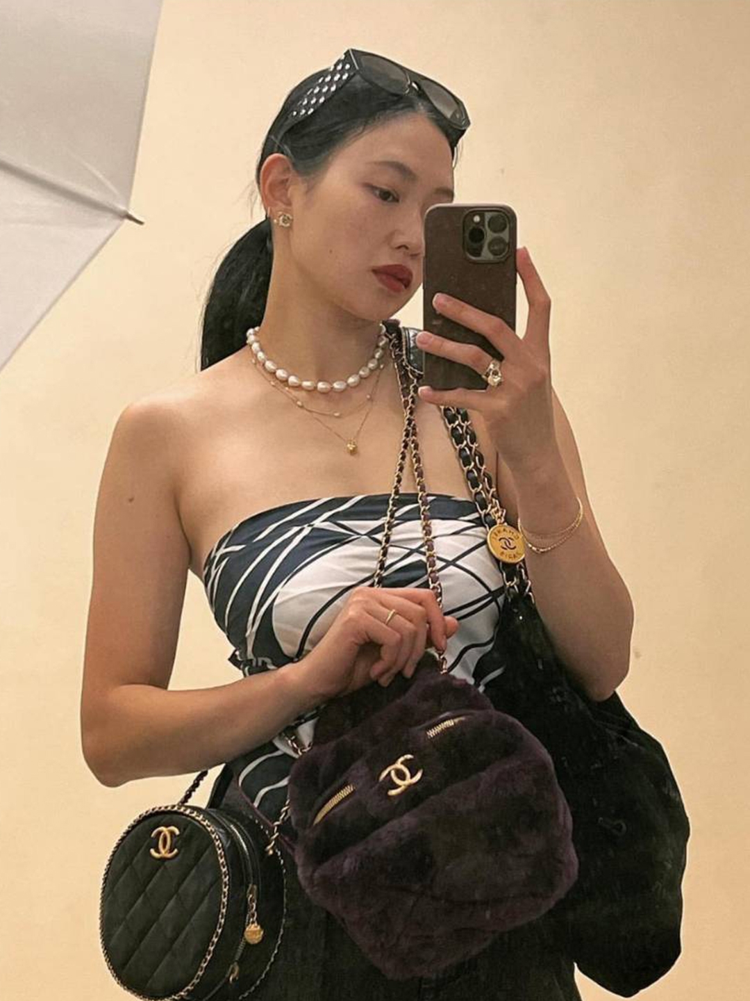 Vivienne Westwood Mini Bas Relief Choker Silver, Vivienne Westwood One Row Pearl Bas Relief Choker Silver 착용 스타일 - 4
