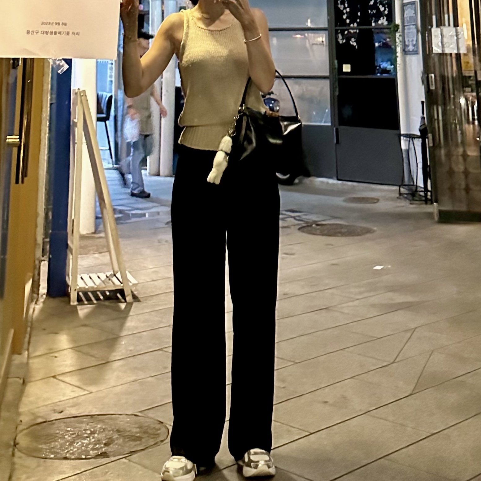 (W) Asics Gel-1130 Cream Pure Silver, Nike NSW Faux Fur Tote Bag Black 착용 스타일 - 3