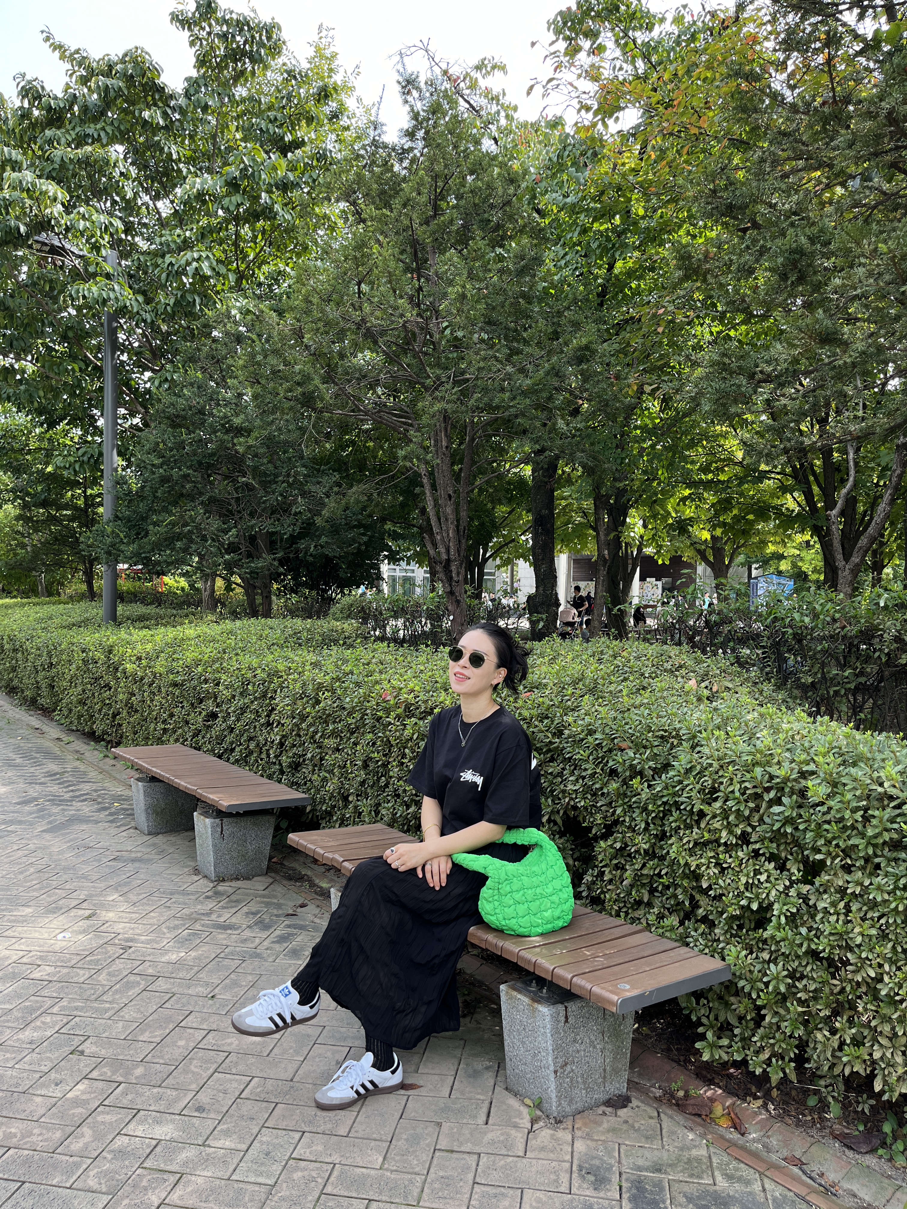 Stussy Kittens T-Shirt Black, COS Quilted Mini Bag Bright Green 착용 스타일 - 2