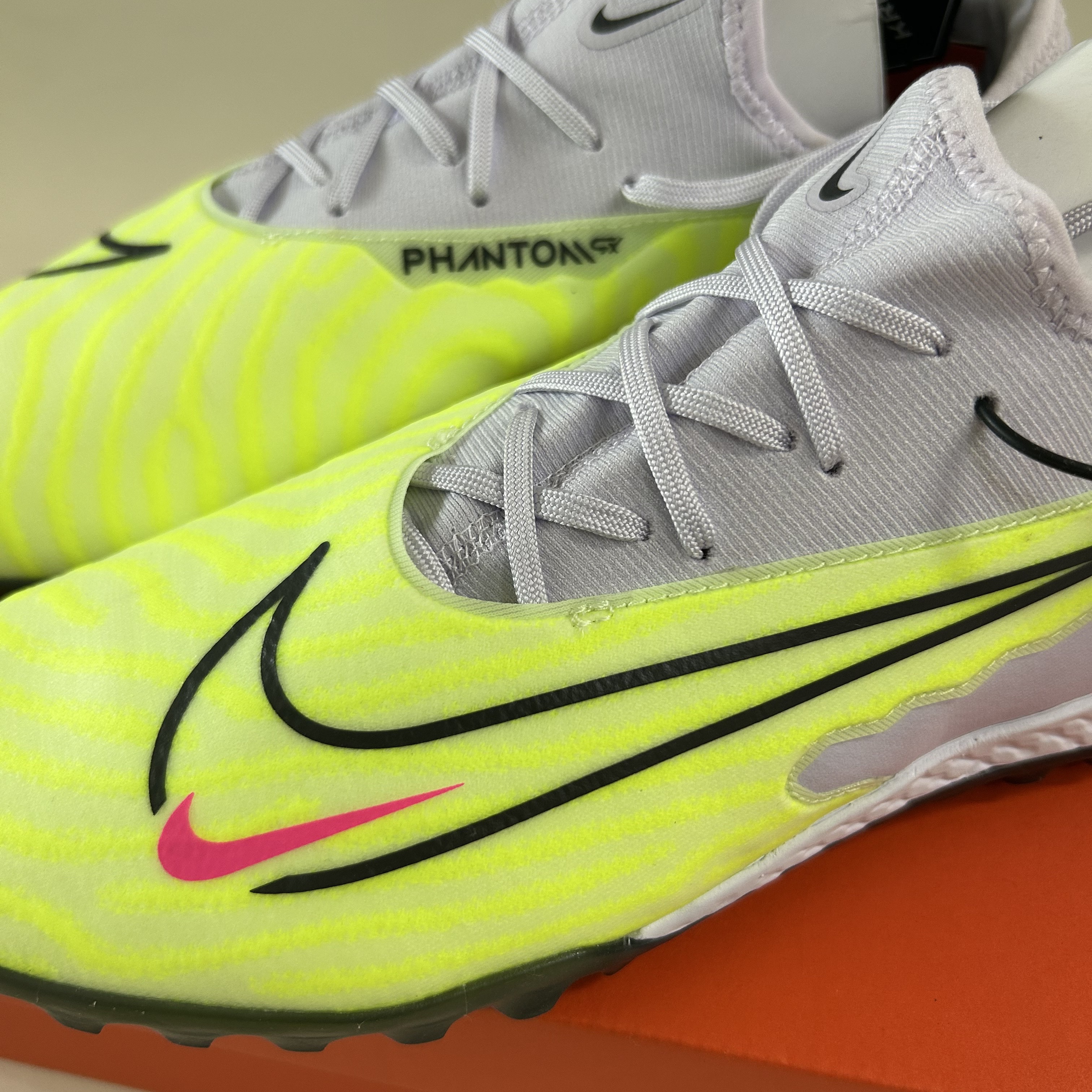 Nike React Phantom GX Pro TF Barely Volt Barely Grape 착용 스타일 - 1
