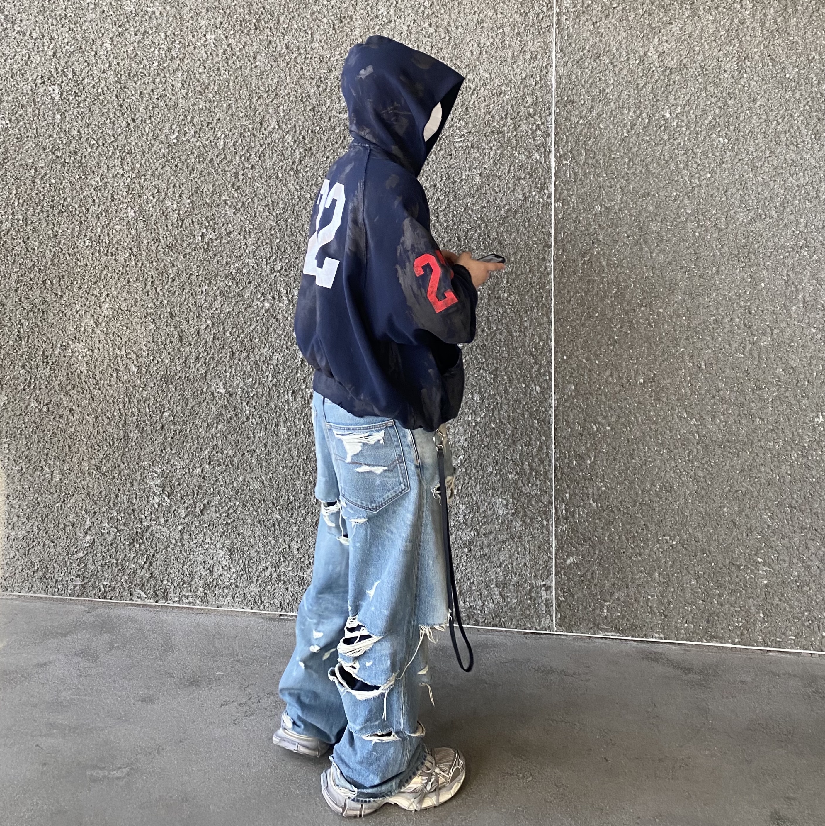 Balenciaga Paris Vintage Logo 22 Zip-Up Hoodie Dark Navy, Balenciaga 3XL Sneakers Light Beige 착용 스타일 - 2
