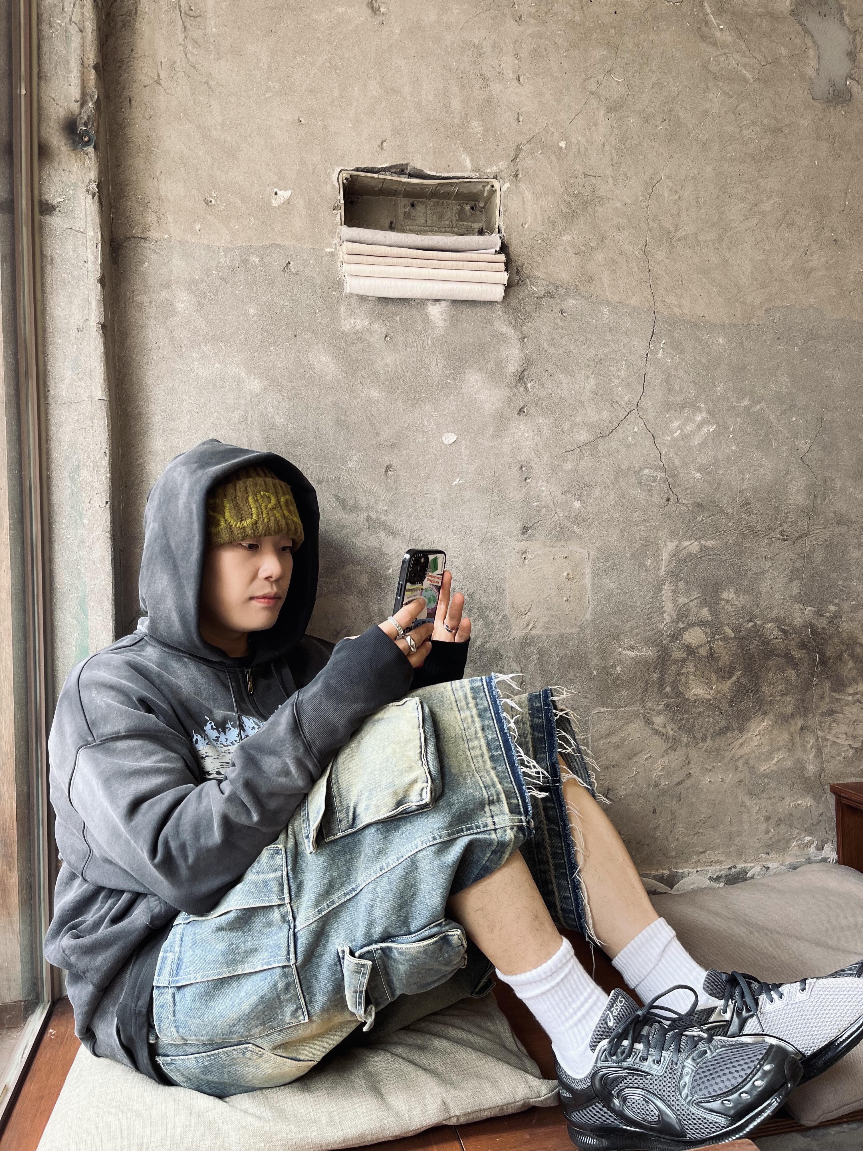 Asics x Kiko Kostadinov Gel Sokat Infinity Dark Grey, Nos Couleurs Old Washed Cargo Denim Shorts Blue 착용 스타일 - 3