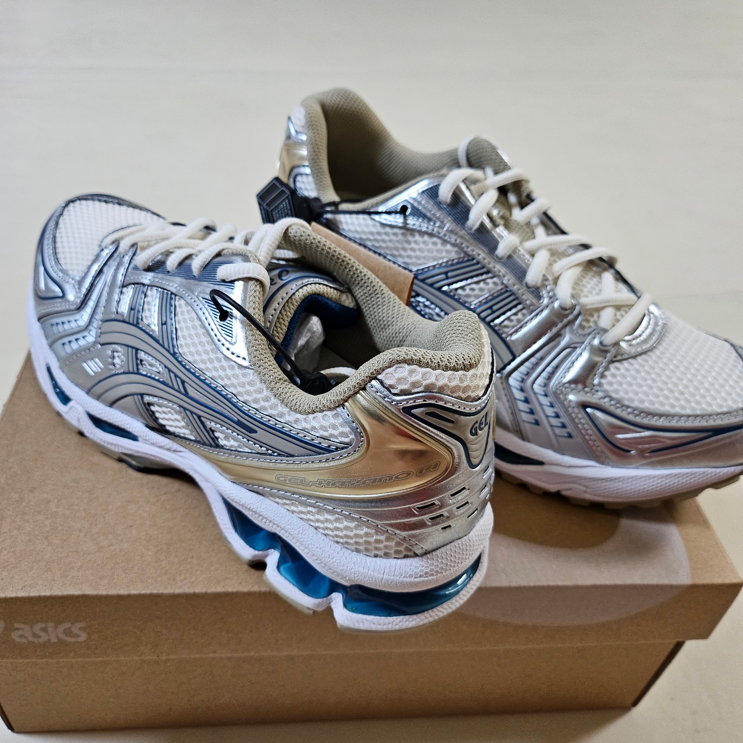Asics Gel-Kayano 14 Cream Pure Silver 착용 스타일 - 1