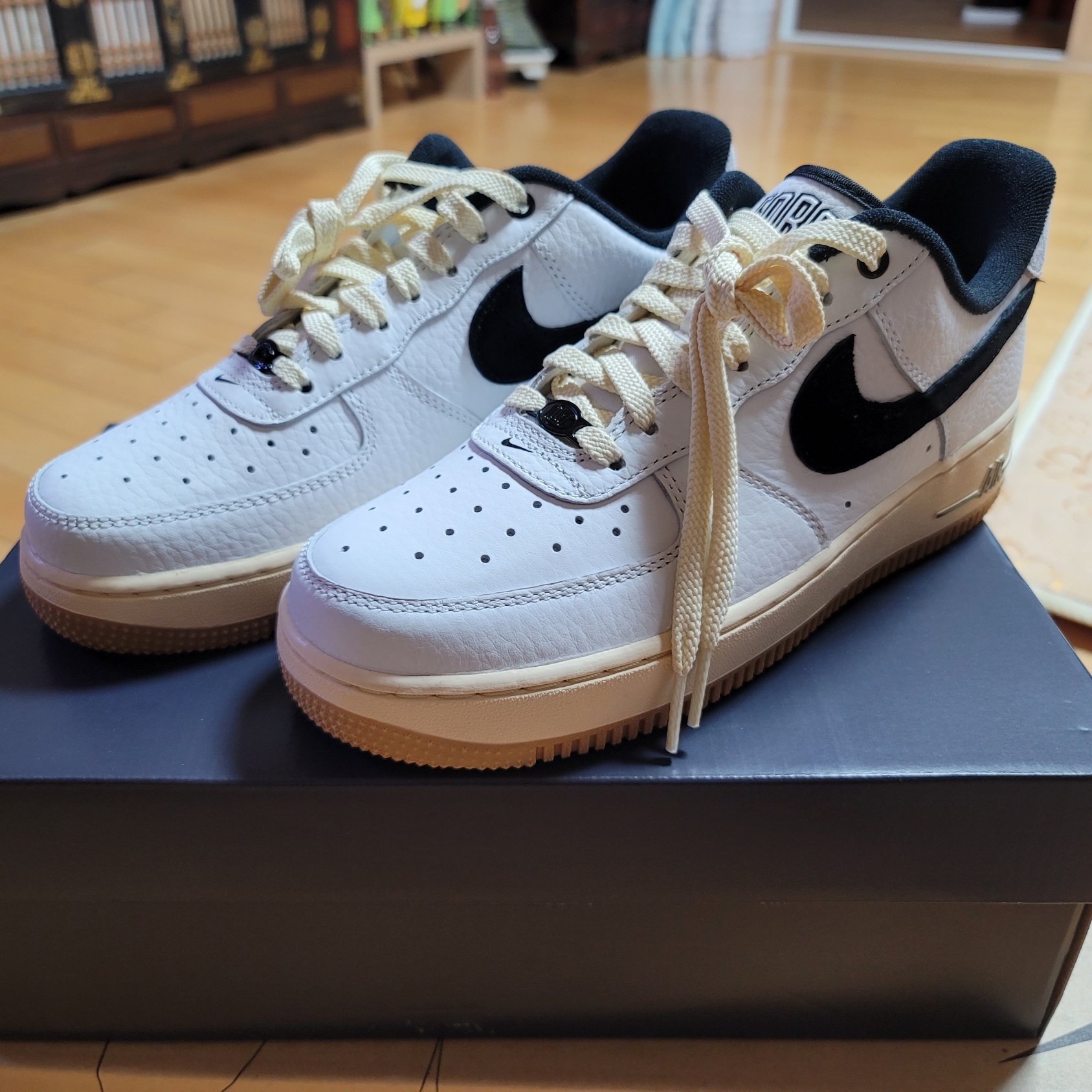 (W) Nike Air Force 1 '07 LX Black and Summit White 착용 스타일 - 1