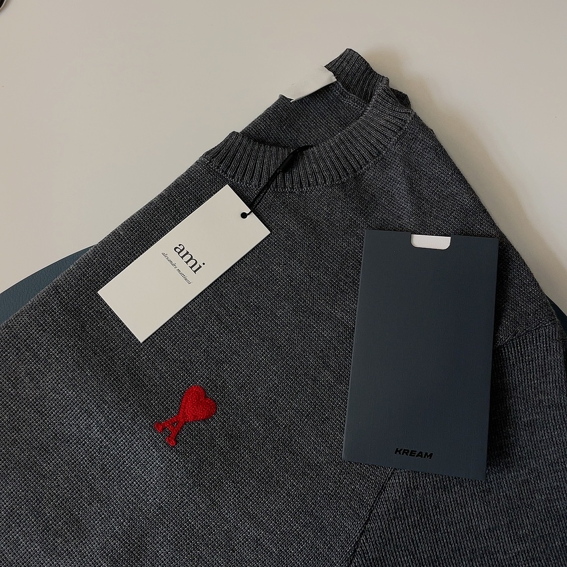 AMI de Coeur Wool Knit Gris Chine 착용 스타일 - 1