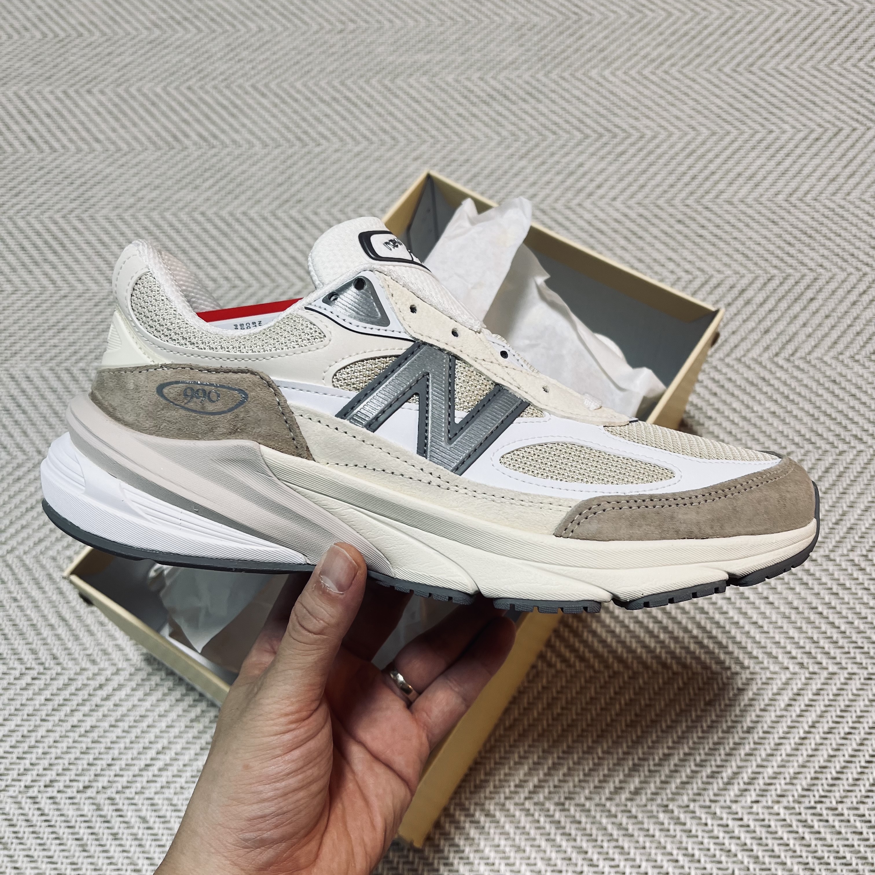 New Balance 990v6 Made in USA Cream Mindful Grey 착용 스타일 - 3