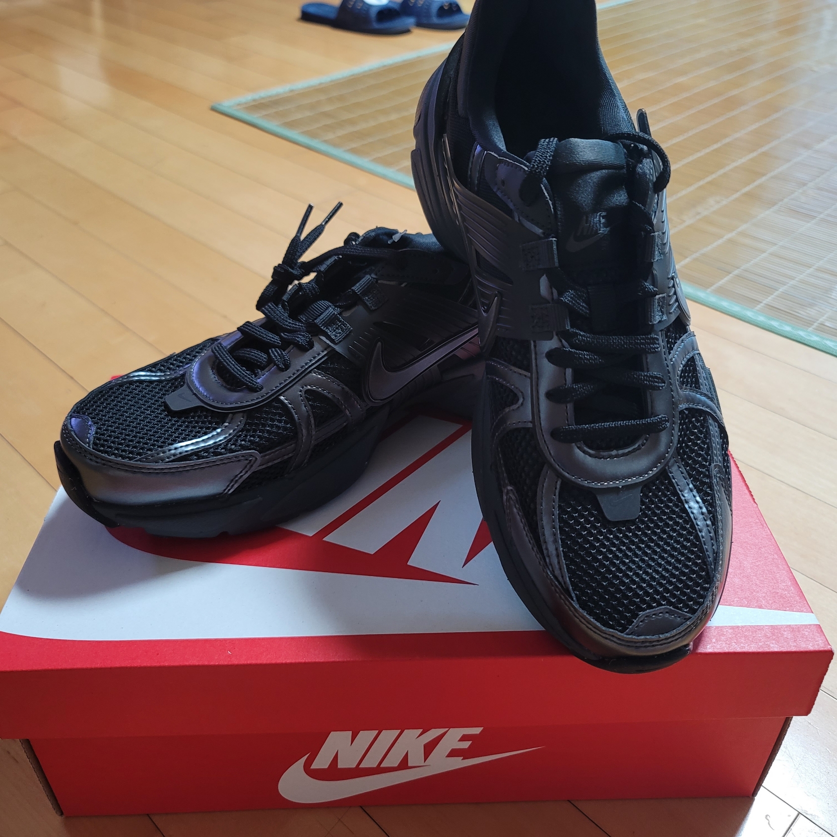 Nike V2K Run Black Anthracite 착용 스타일 - 1