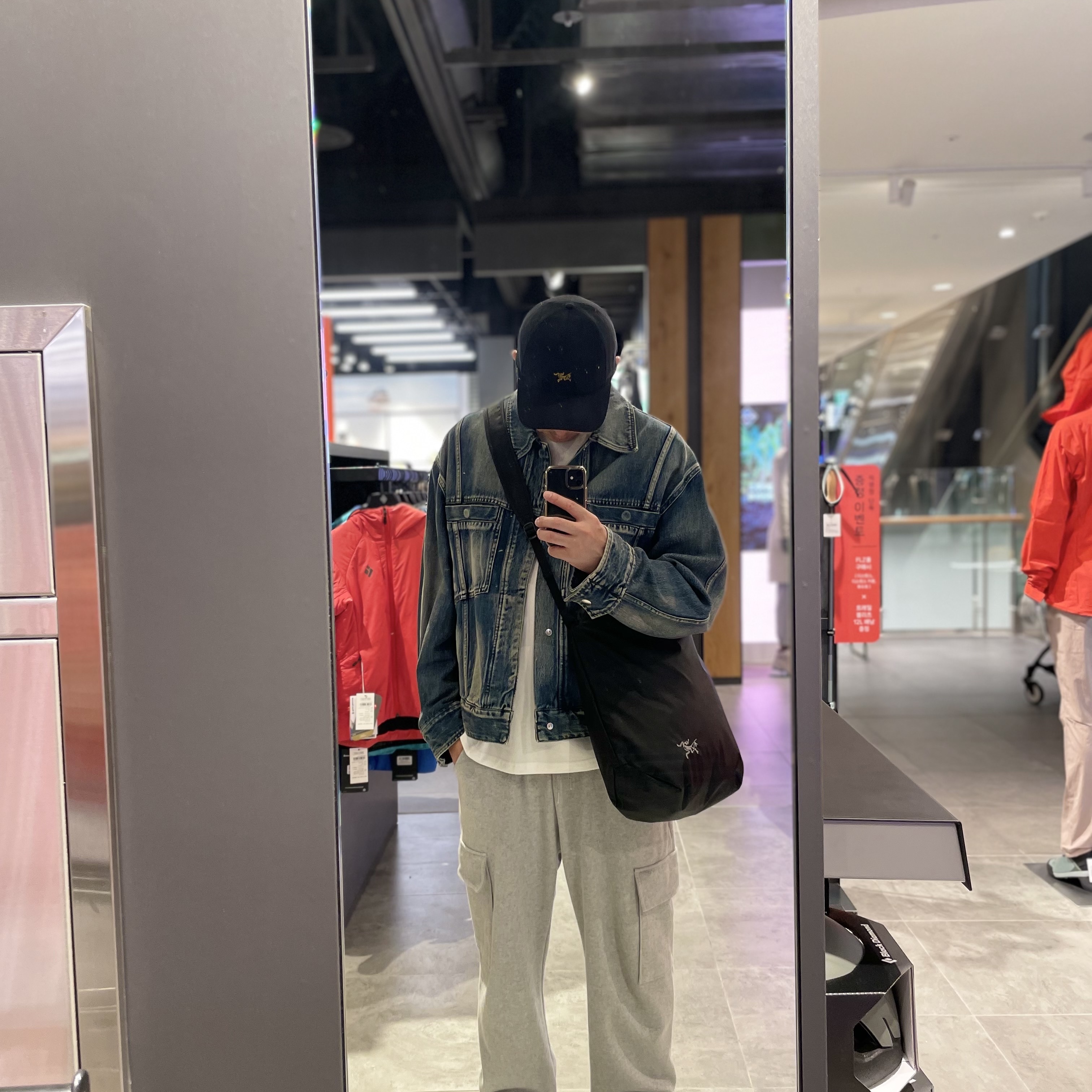 Arc'teryx Heliad 12 Tote Black 착용 스타일 - 2