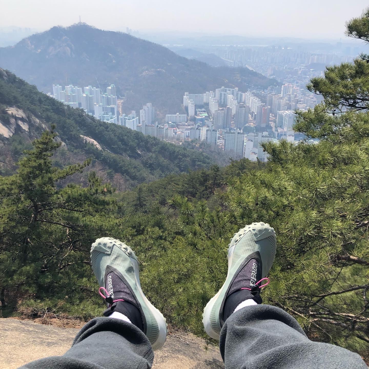 Nike ACG Mountain Fly Gore-Tex Clay Green 착용 스타일