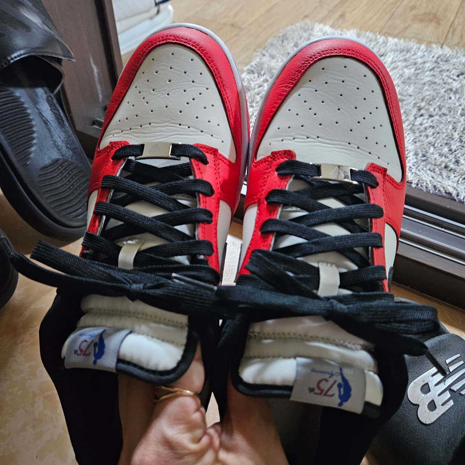 Nike x NBA Dunk Low Retro EMB Black and Chile Red 착용 스타일