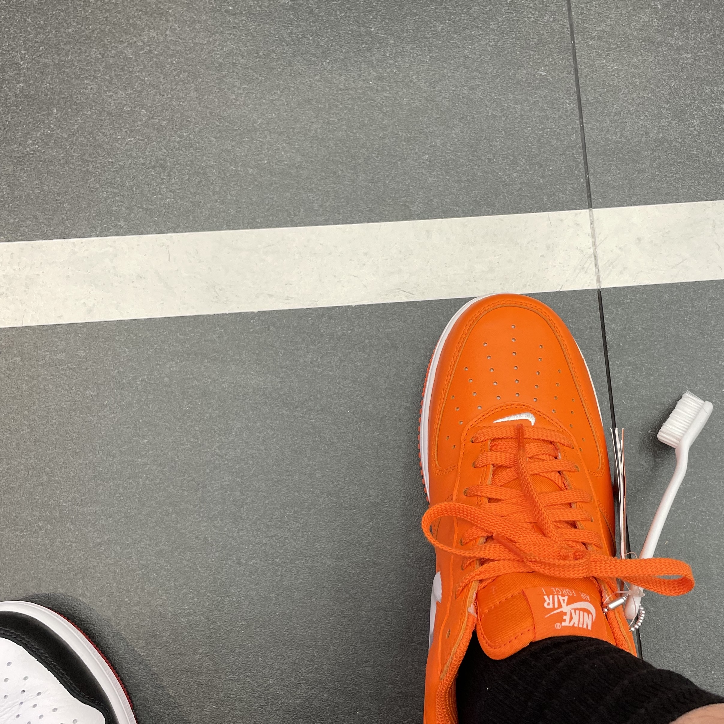 Nike Air Force 1 Low Retro Color of The Month Safety Orange 착용 스타일 - 2