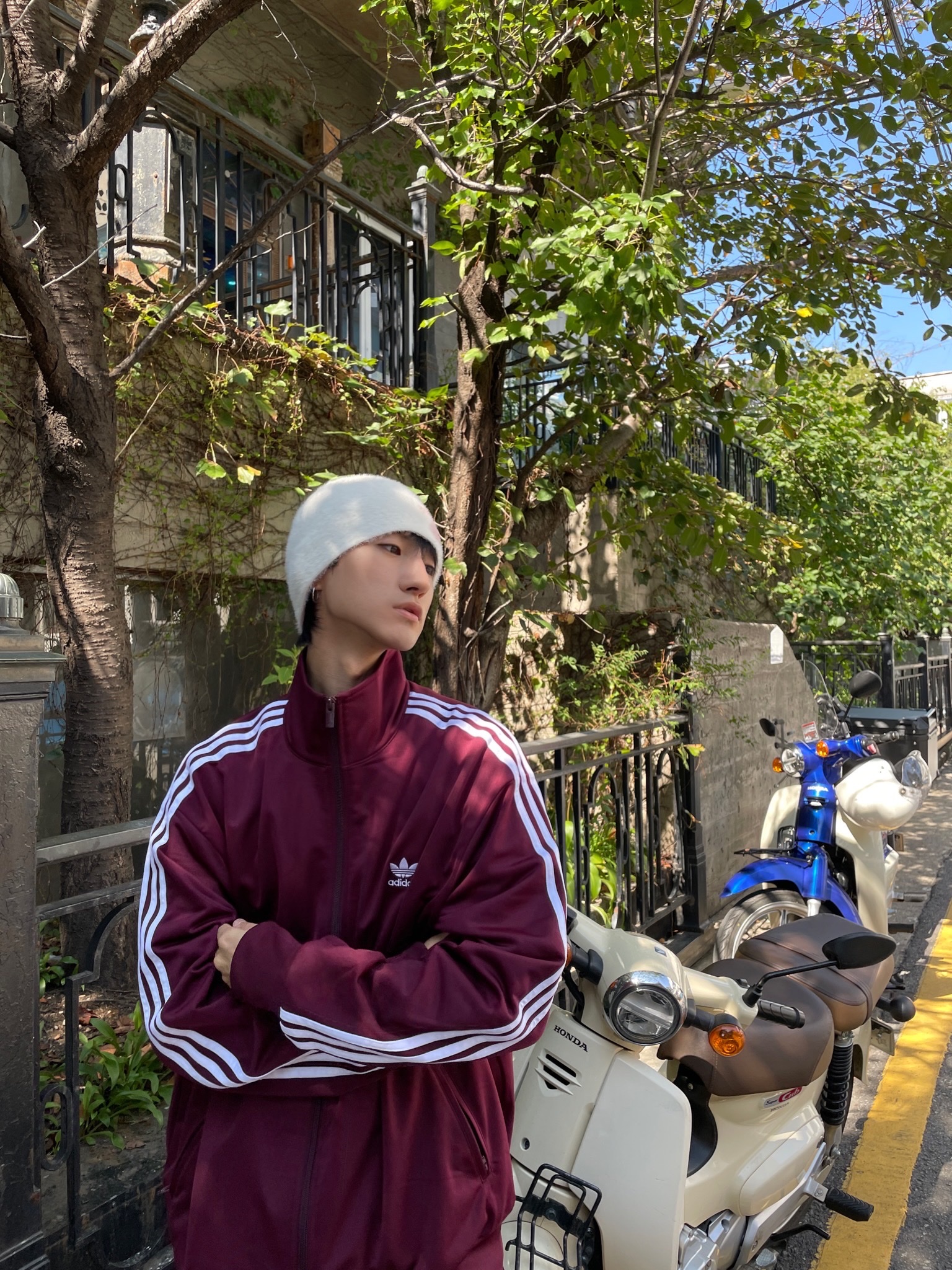 Converse x Drkshdw Drkstr Chuck 70 High Lily White, The Museum Visitor Multi Sprayed Backpack 2.0 착용 스타일 - 5