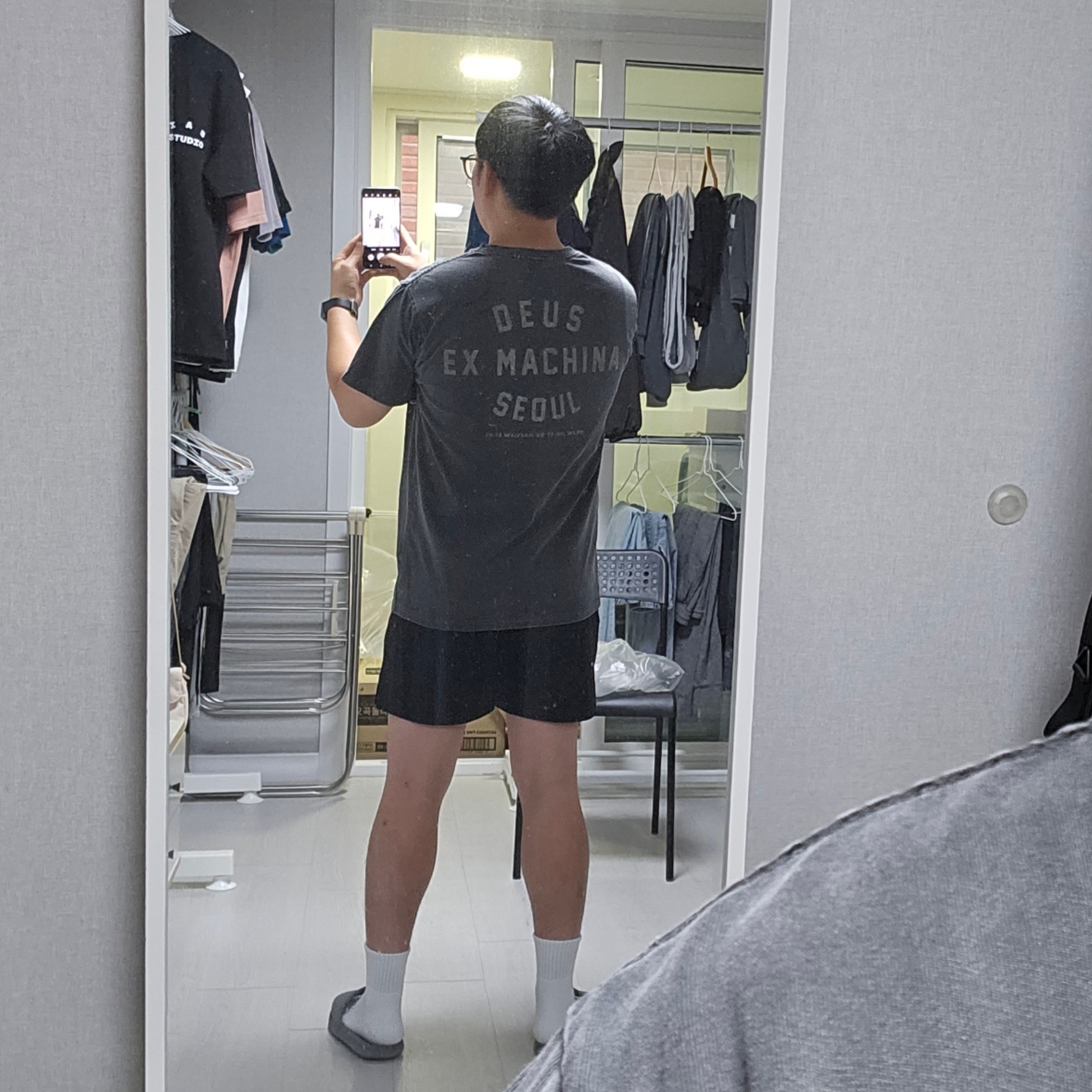 Deus Ex Machina Vintage Washed Seoul T-Shirt Charcoal Black 착용 스타일 - 2
