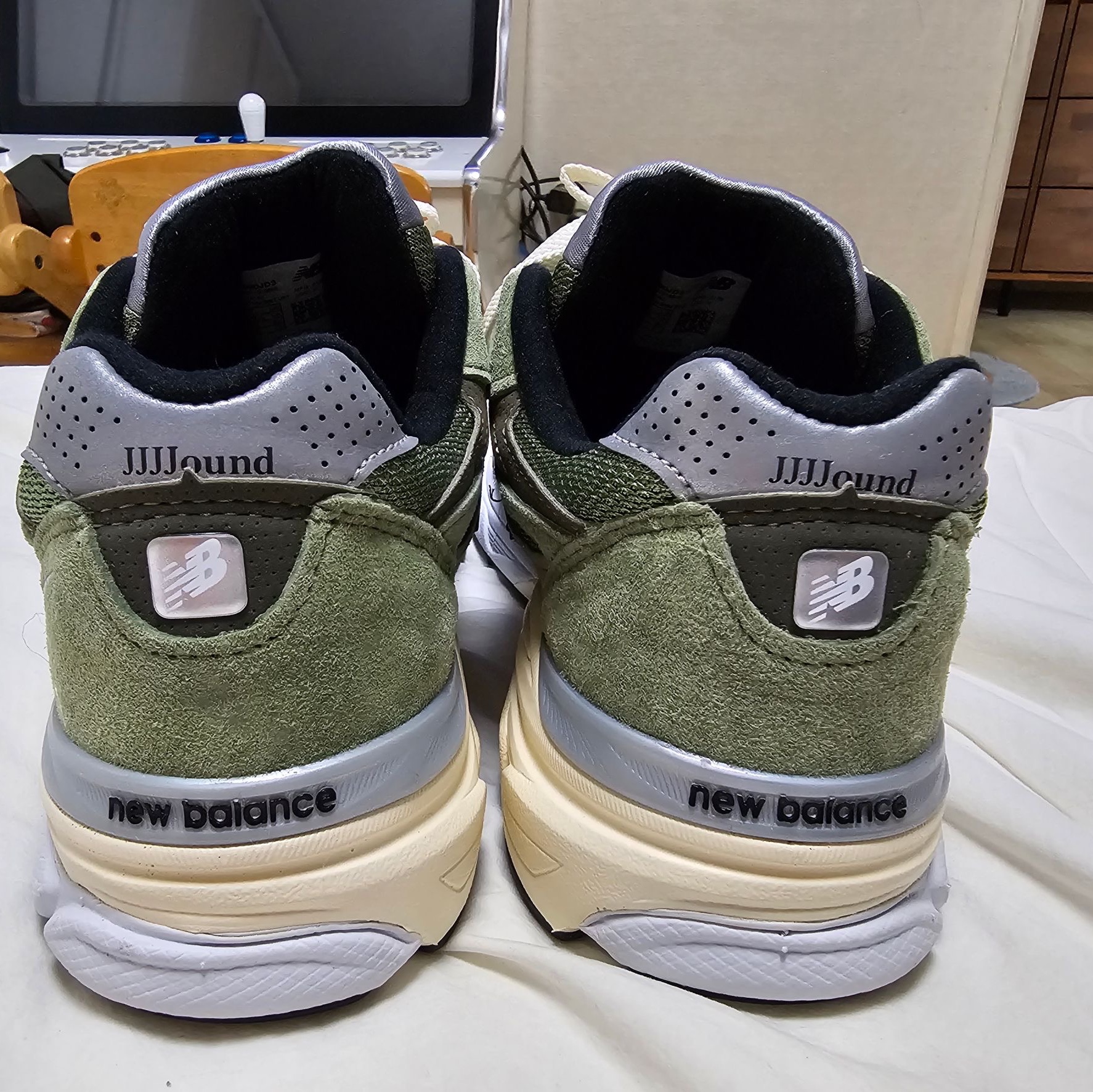 New Balance x JJJJound 990v3 Olive 착용 스타일 - 3
