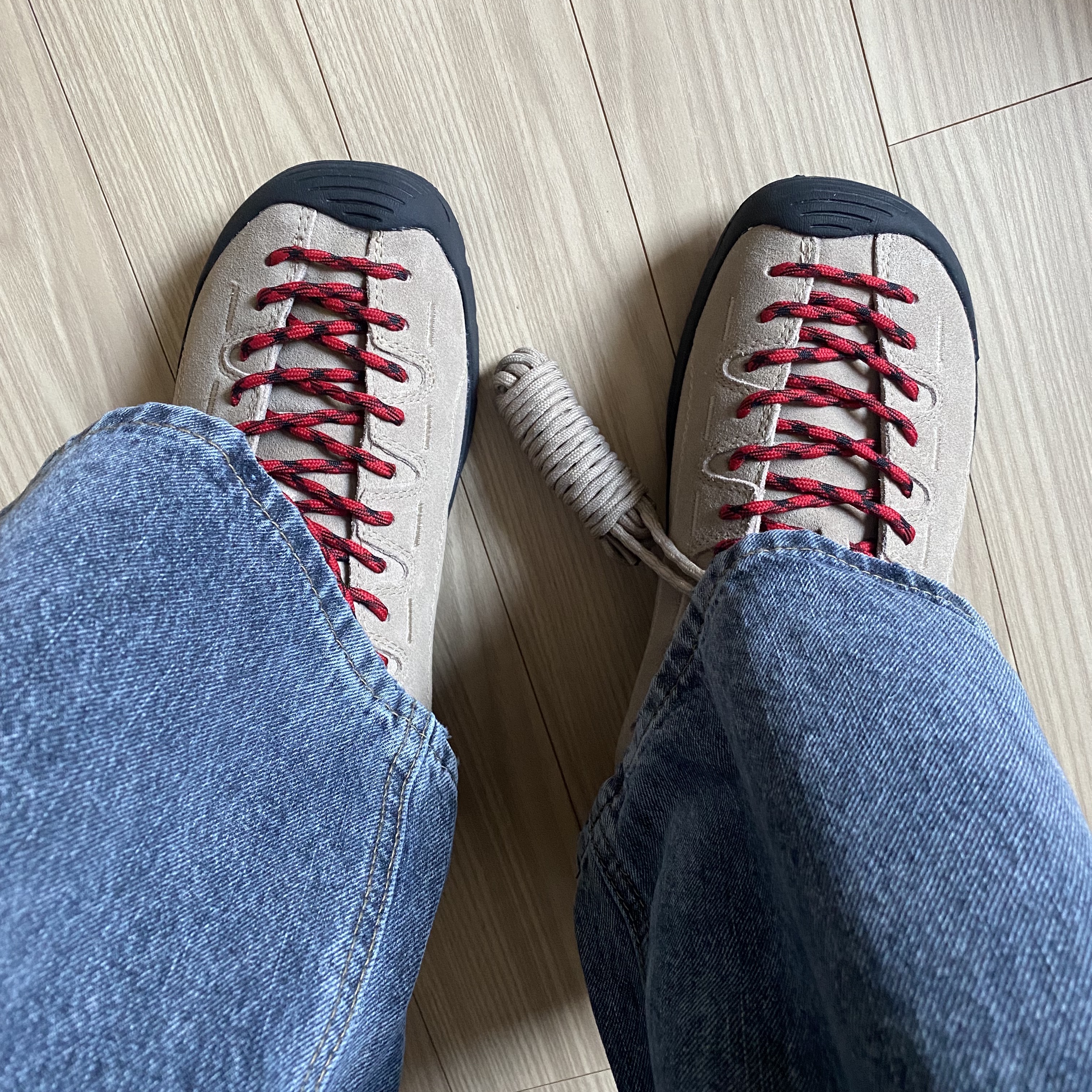 Keen Jasper Suede Sneakers Silver Mink 착용 스타일
