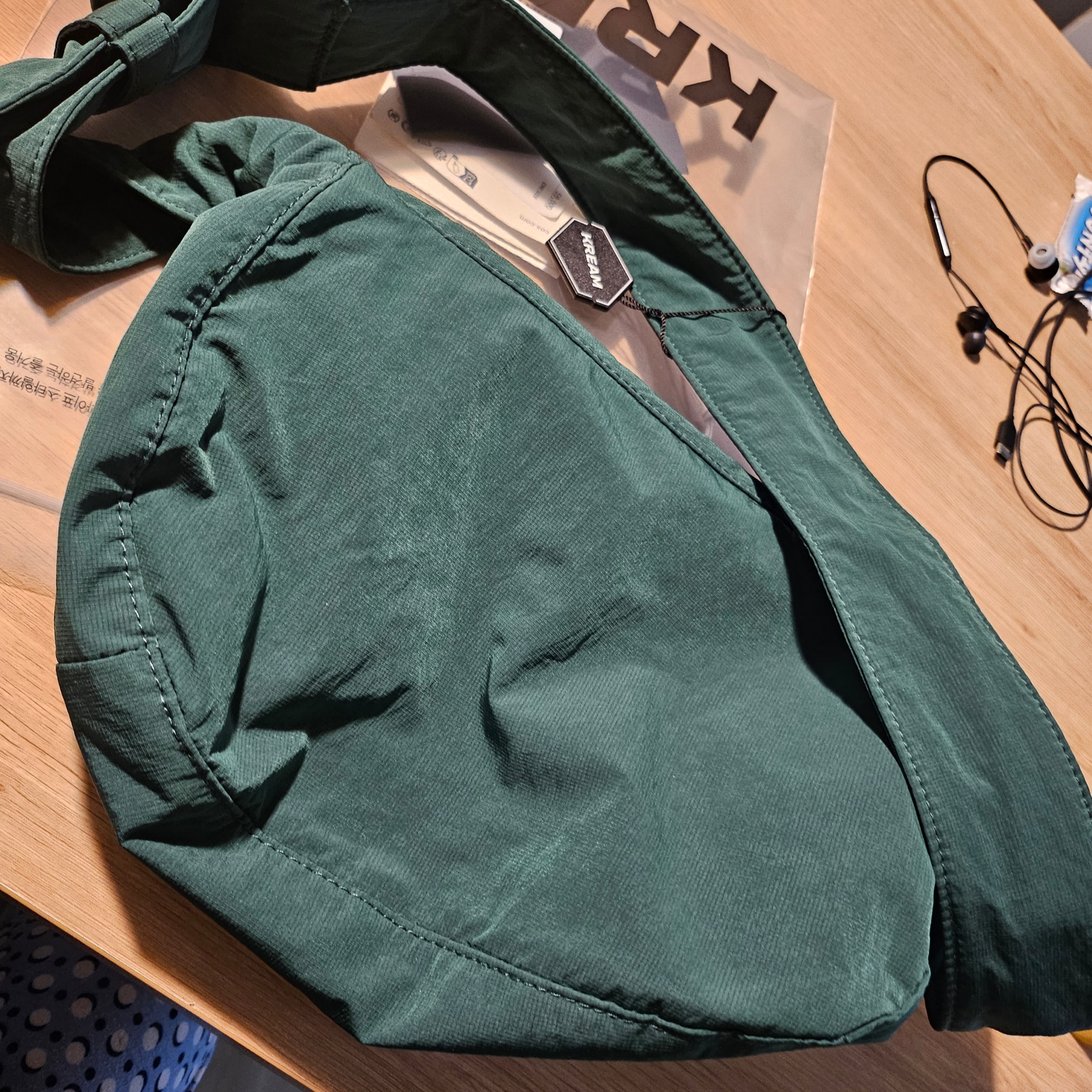 COS Nylon Crossbody Saddle Bag Dark Green 착용 스타일