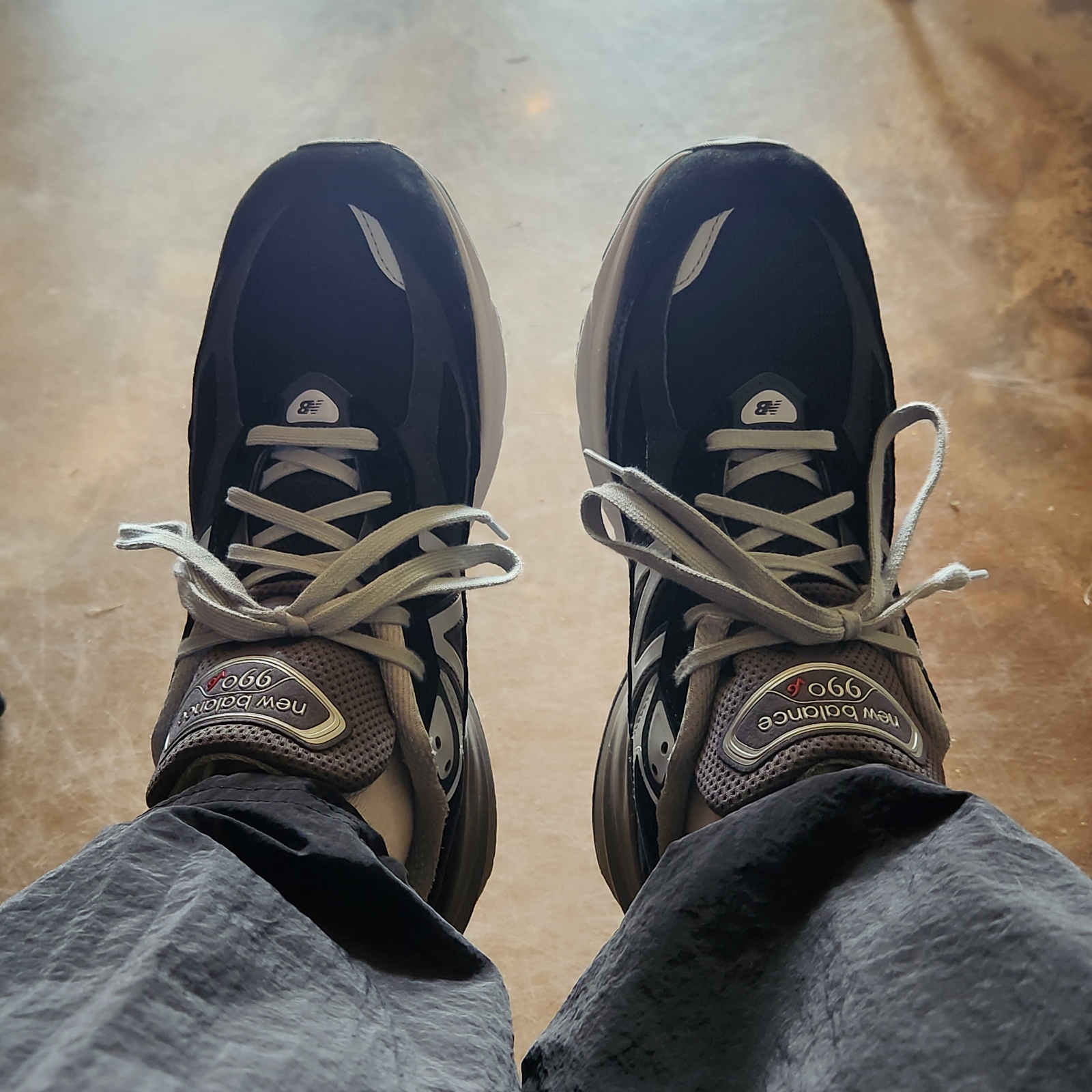 New Balance 990v6 Made in USA Black White 착용 스타일 - 2
