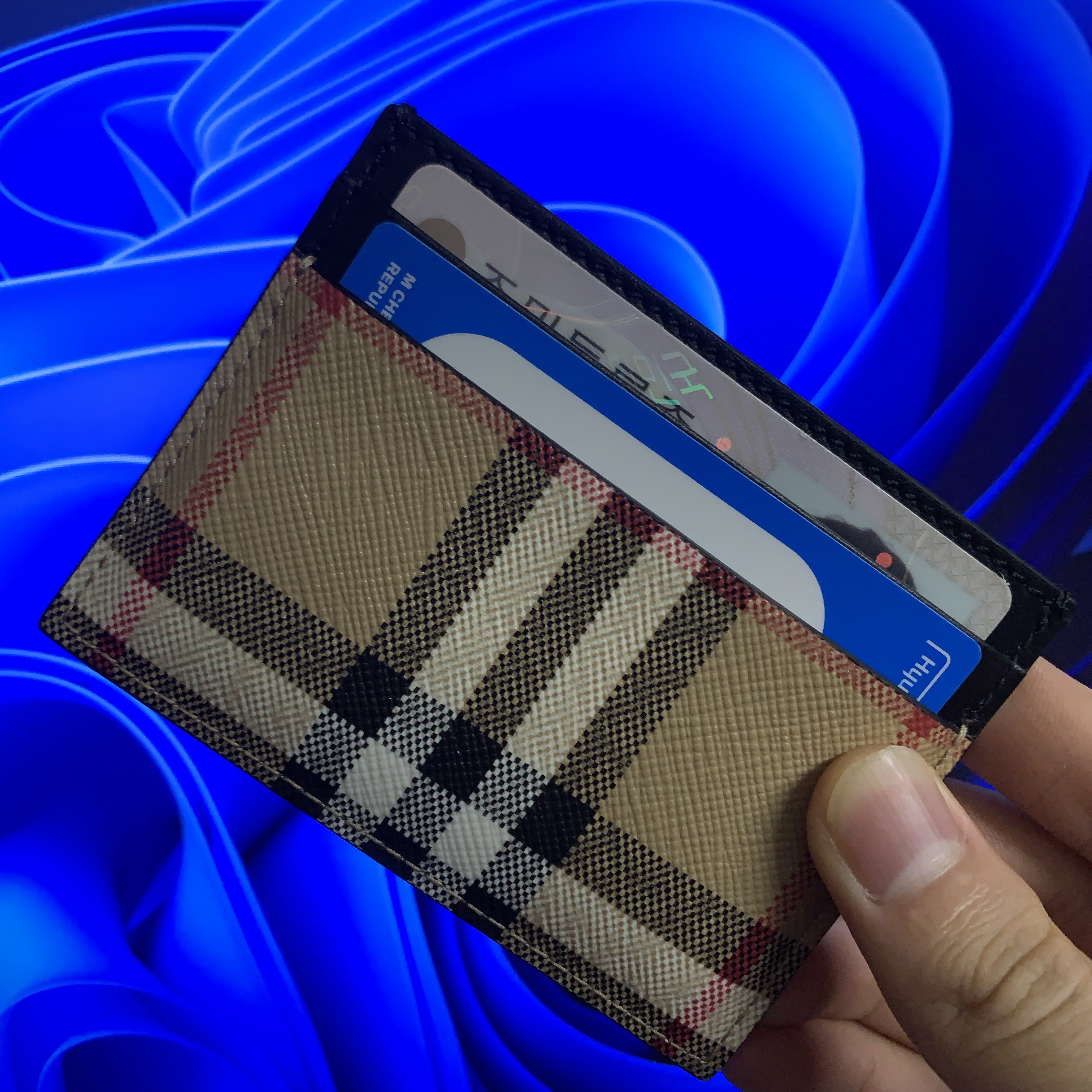 Burberry Vintage Check Leather Card Case Archive Beige Black 착용 스타일