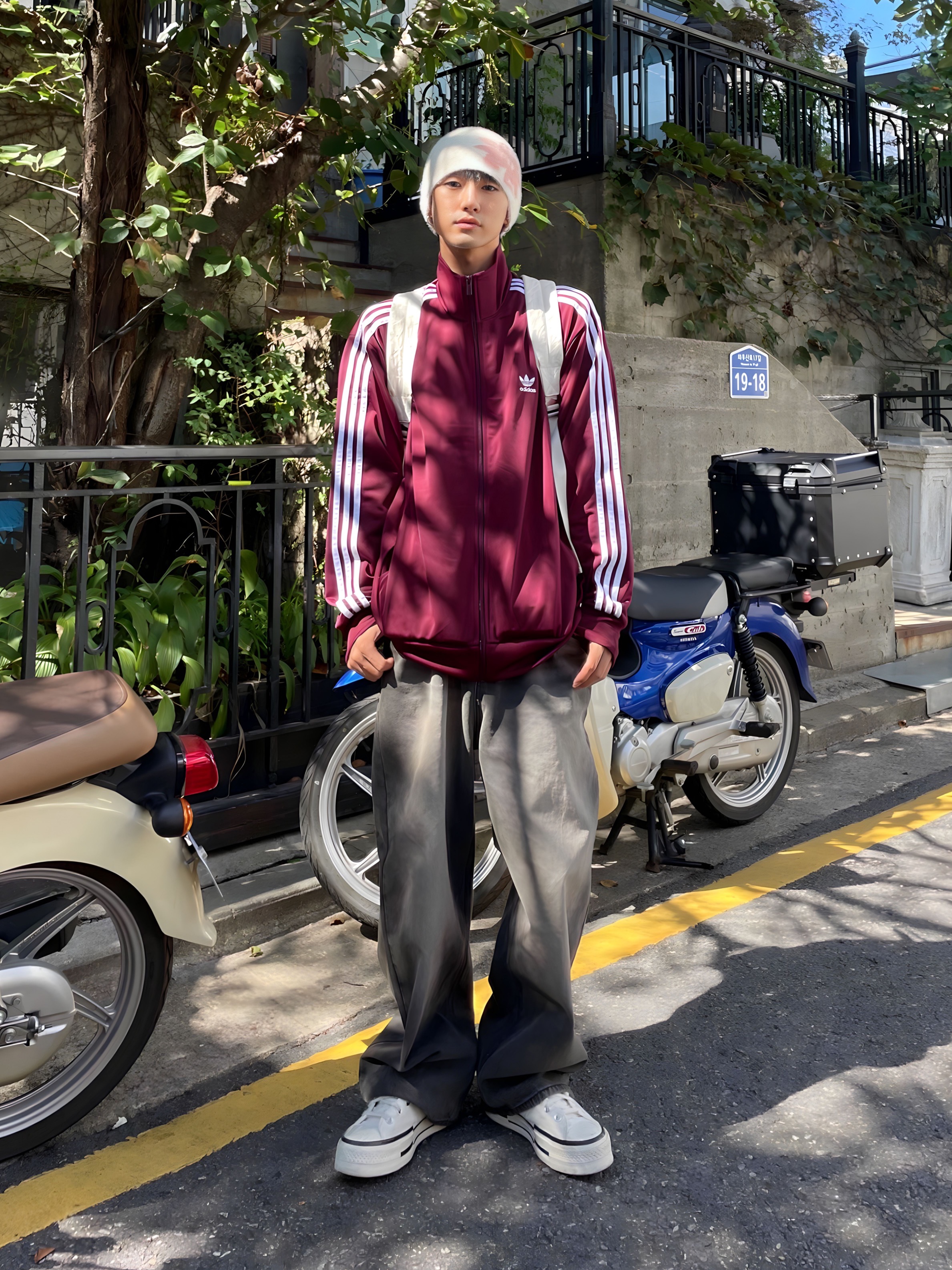 Converse x Drkshdw Drkstr Chuck 70 High Lily White, The Museum Visitor Multi Sprayed Backpack 2.0 착용 스타일 - 1