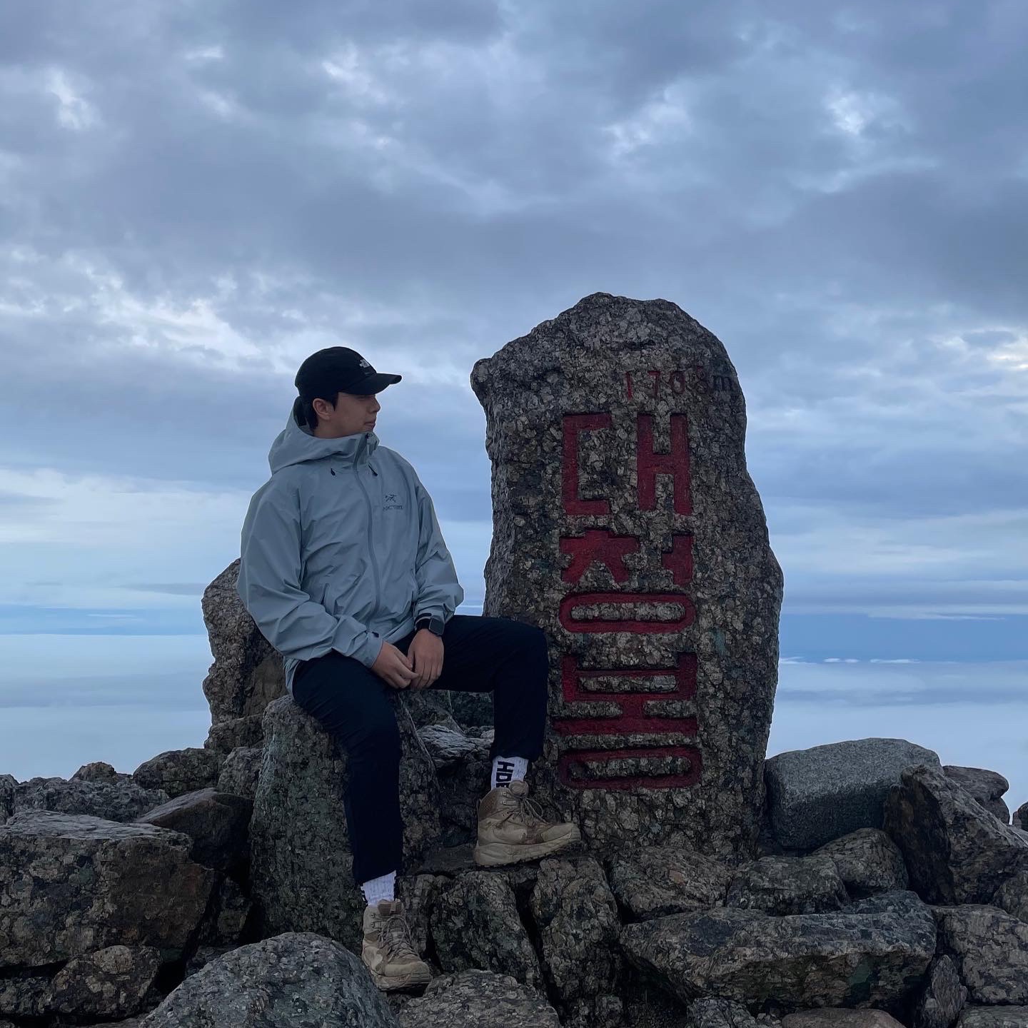 Arc'teryx Beta LT Jacket Lucent, Hoka Kaha 2 Gore-Tex Oxford Tan 착용 스타일