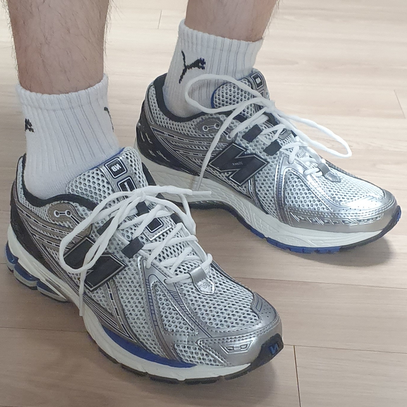 New Balance 1906R Silver Metallic 착용 스타일 - 2