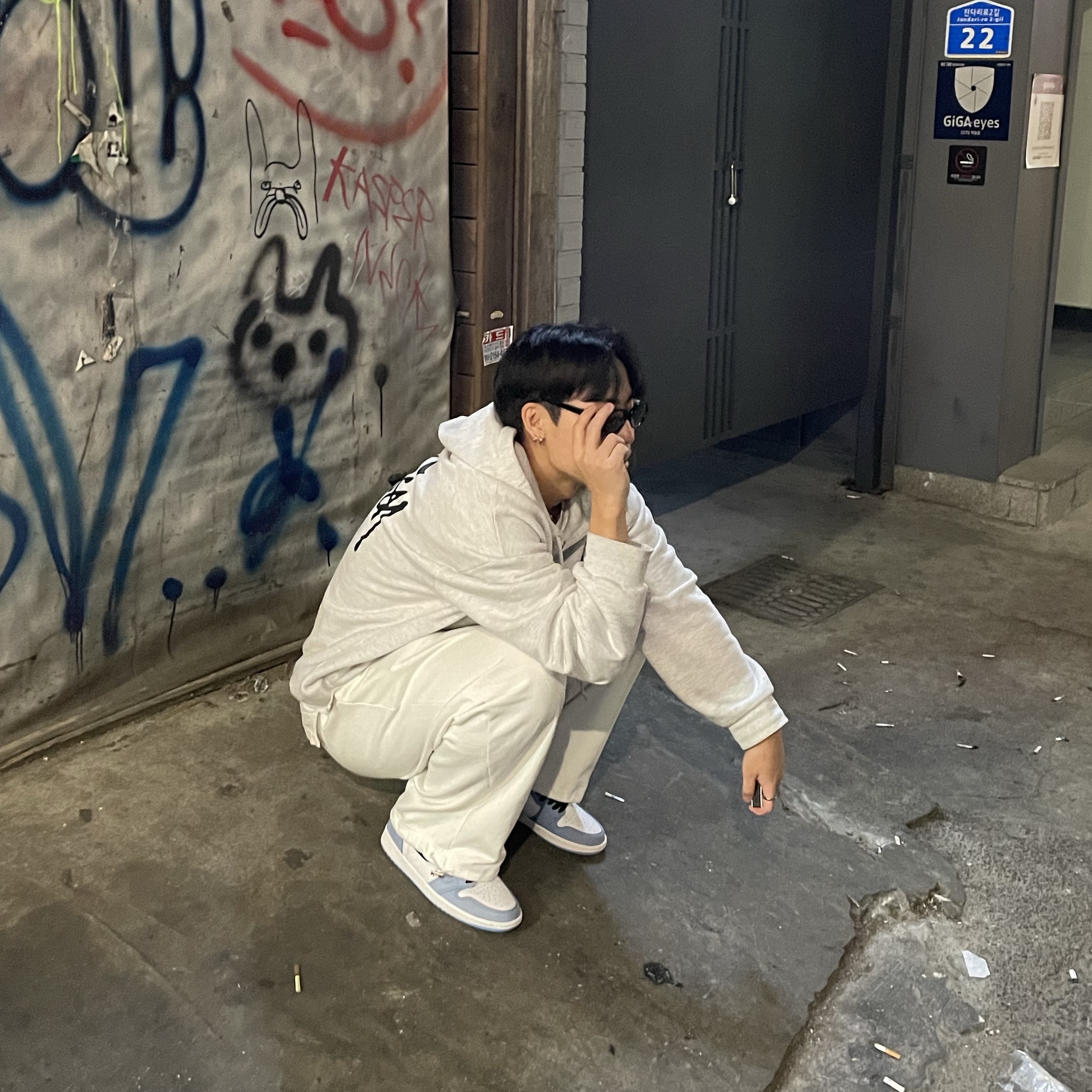 Stussy Basic Stussy Hoodie Ash Heather 2022, Jordan 1 Retro High OG University Blue 착용 스타일 - 2