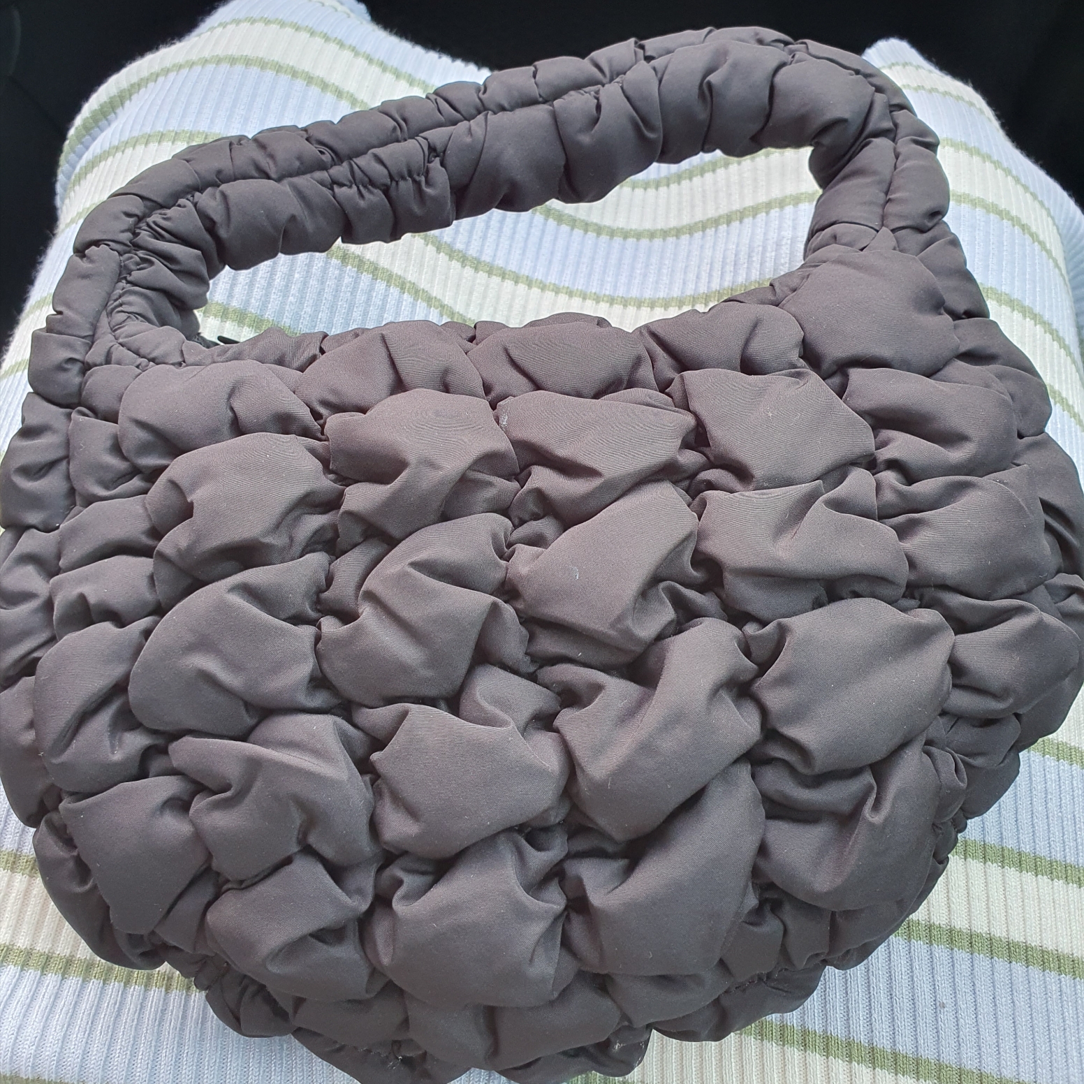 COS Quilted Micro Bag Black 착용 스타일