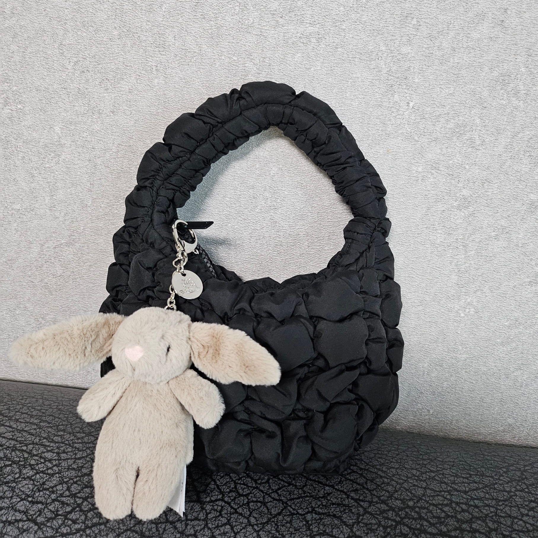 COS Quilted Micro Bag Black, Jellycat Bashful Bunny Bag Charm Beige 착용 스타일