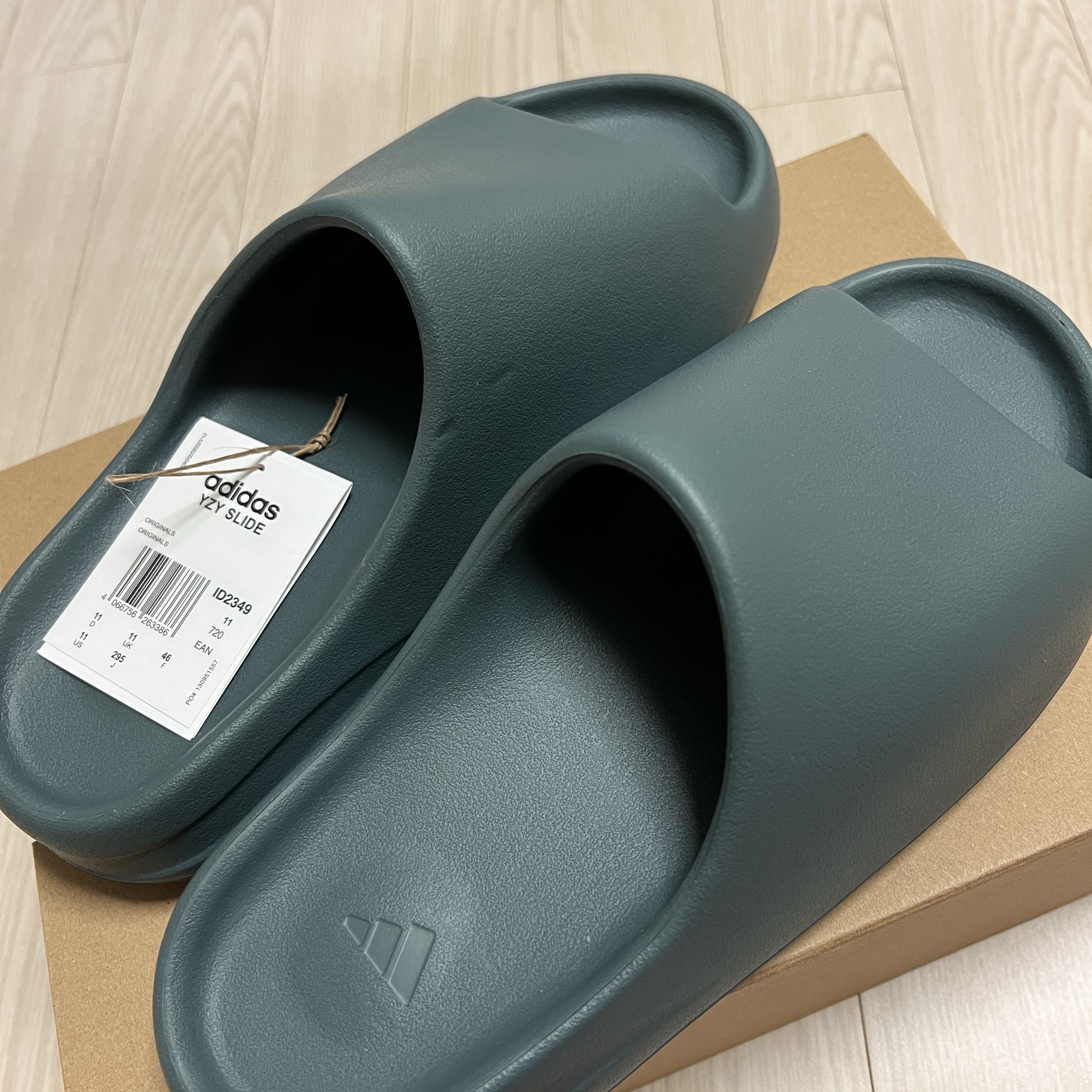 Adidas Yeezy Slide Slate Marine 착용 스타일