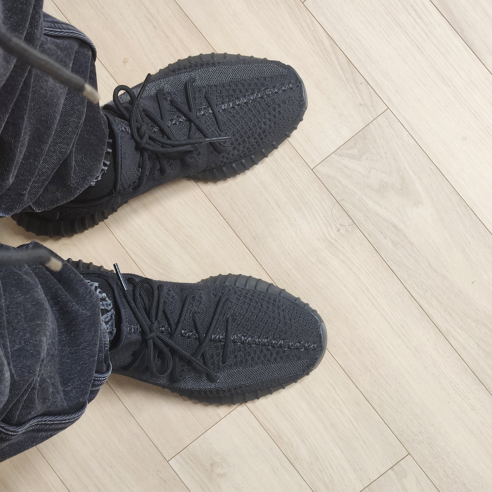Adidas Yeezy Boost 350 V2 Onyx 착용 스타일 - 3