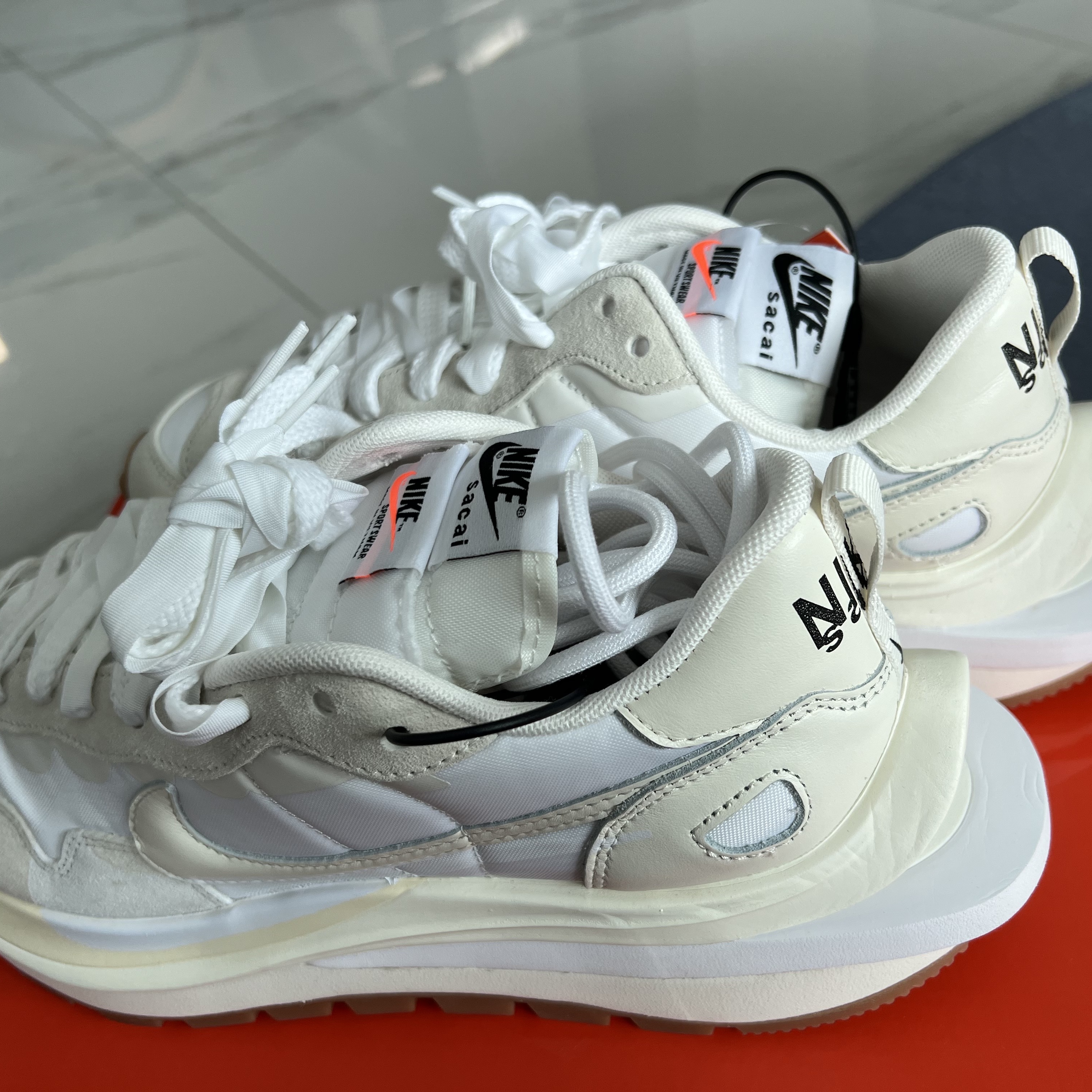 Nike x Sacai VaporWaffle White and Gum 착용 스타일