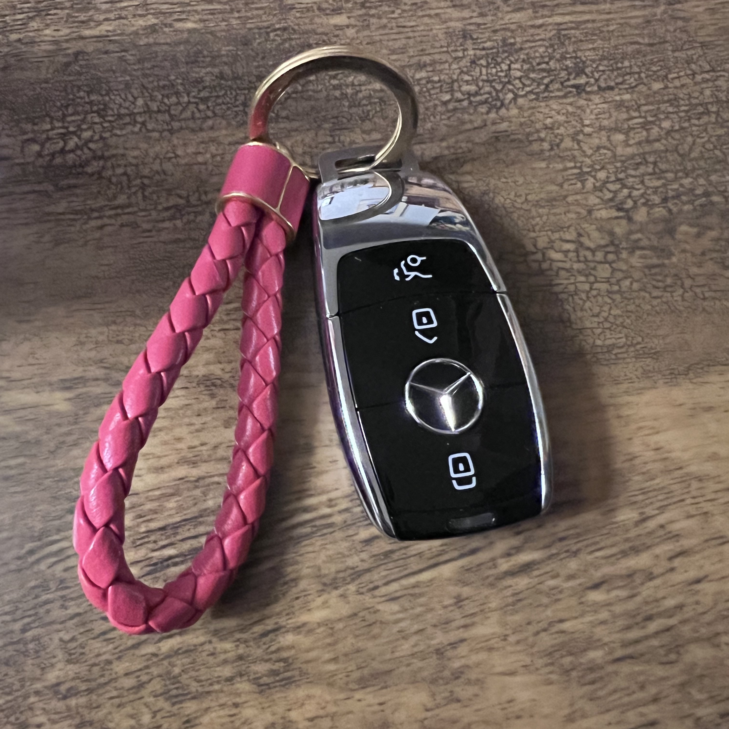 Bottega Veneta Leather Keyring Cranberry 착용 스타일