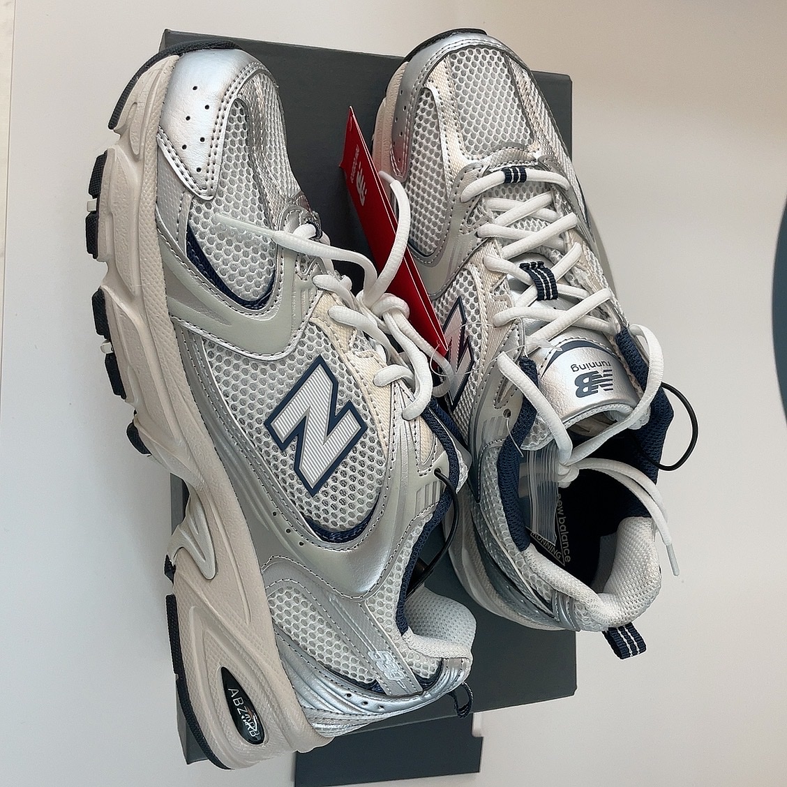 New Balance 530 Steel Grey 착용 스타일 - 3