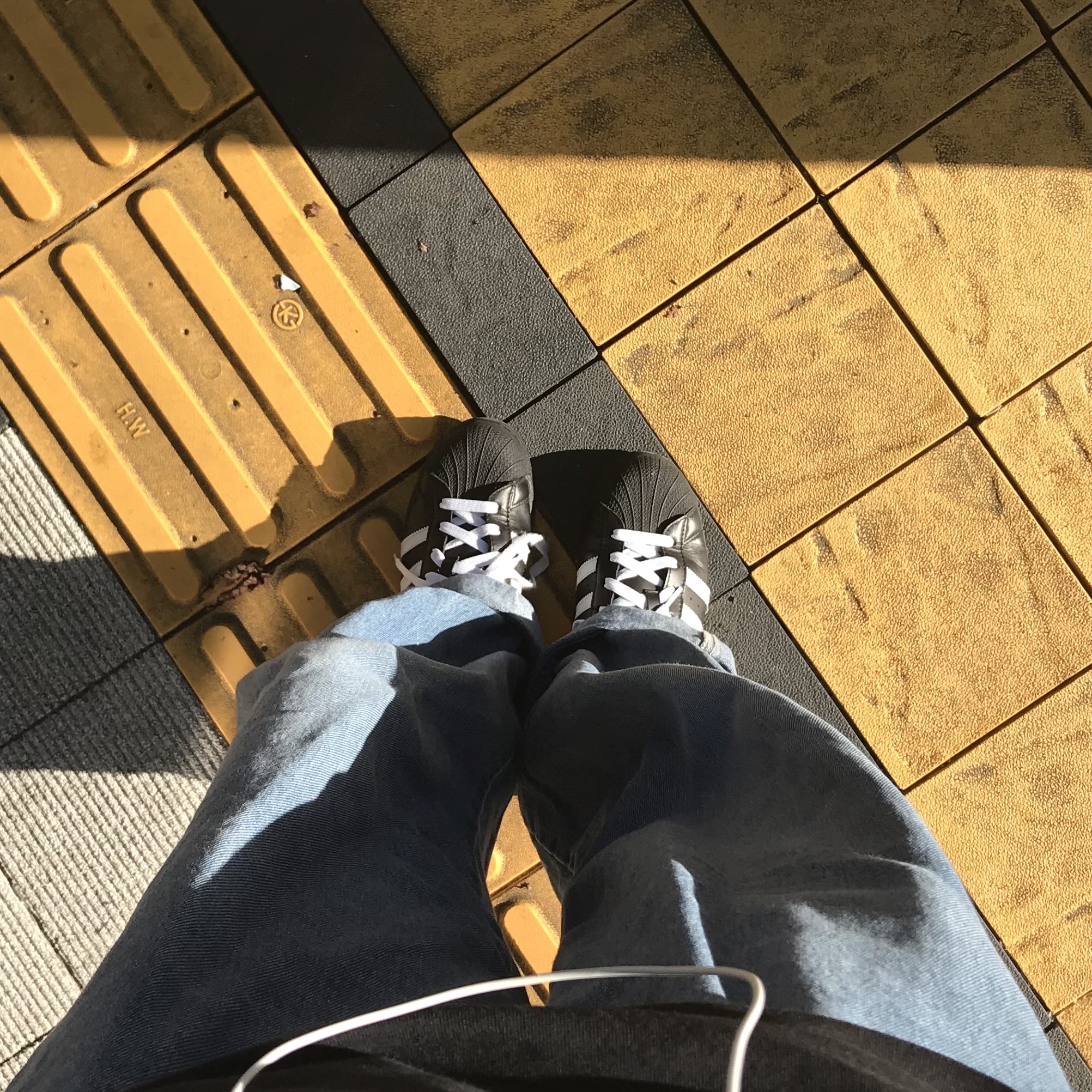 Adidas Superstar Core Black White 착용 스타일