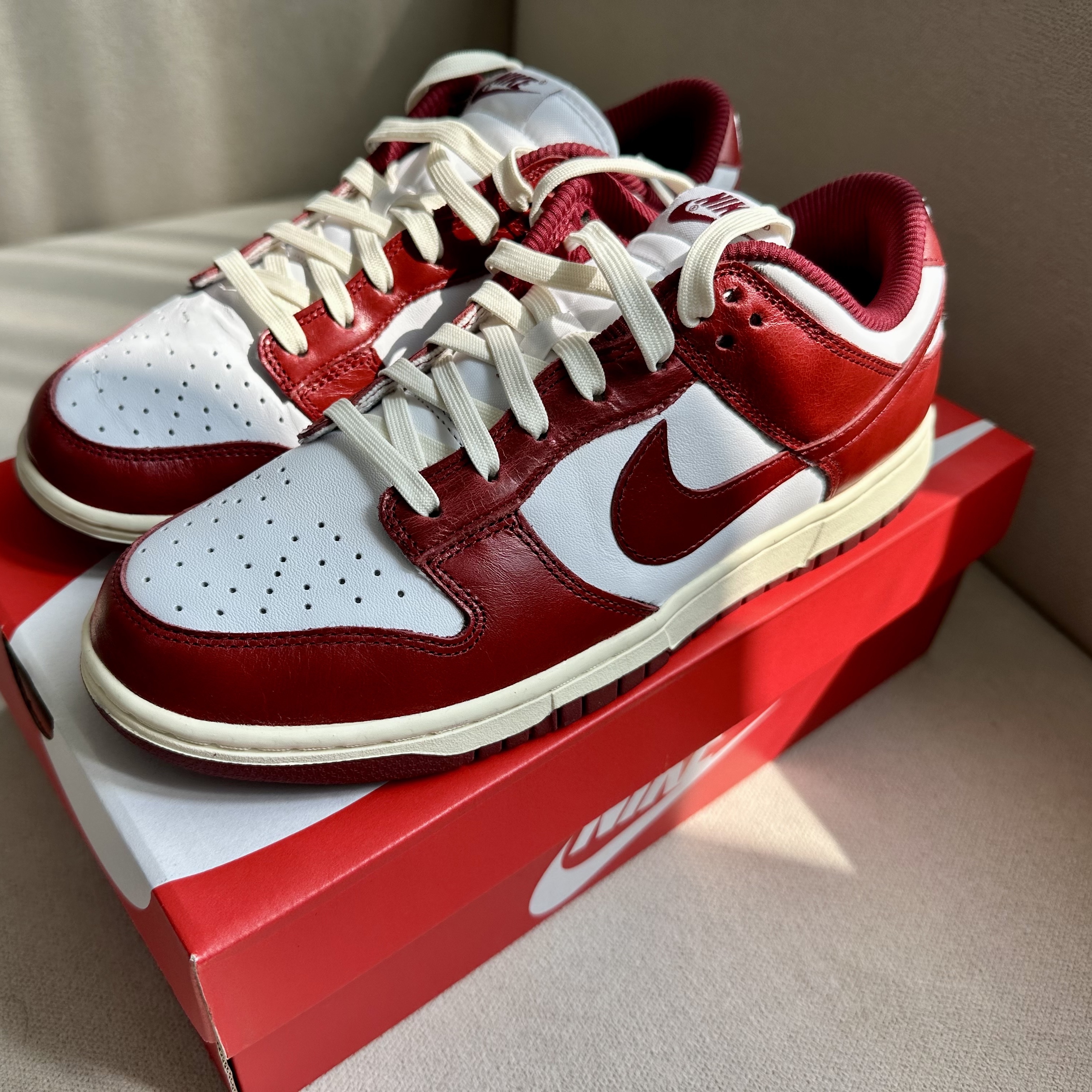 (W) Nike Dunk Low Retro PRM Team Red and White 착용 스타일 - 2