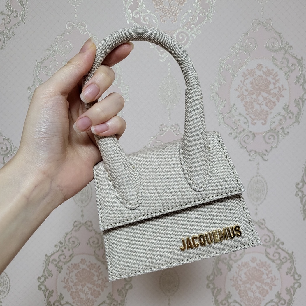 Jacquemus Le Chiquito Signature Mini Handbag Light Greige 착용 스타일